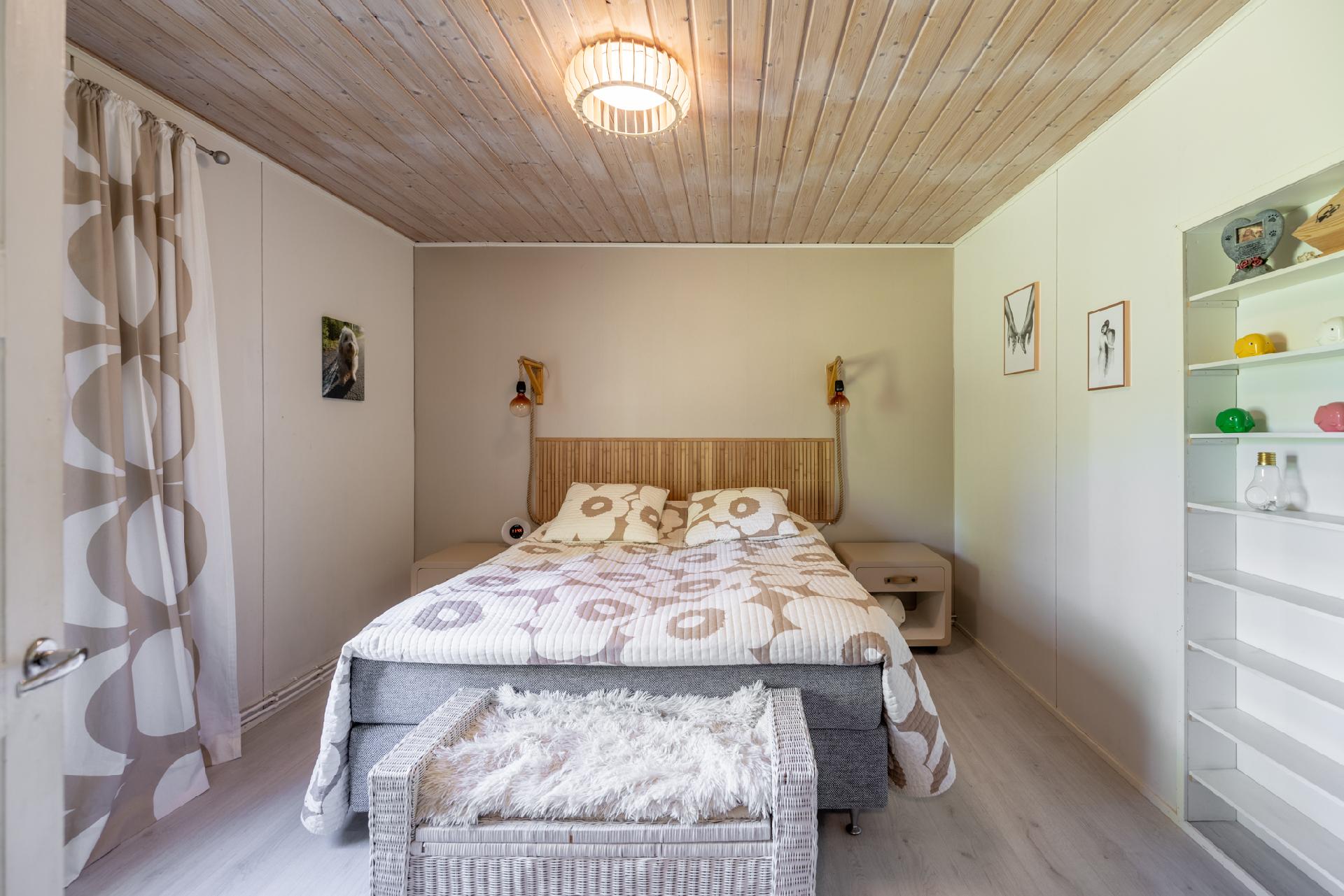 Keittiön viereinen makuuhuone sijaitsee omassa rauhassa