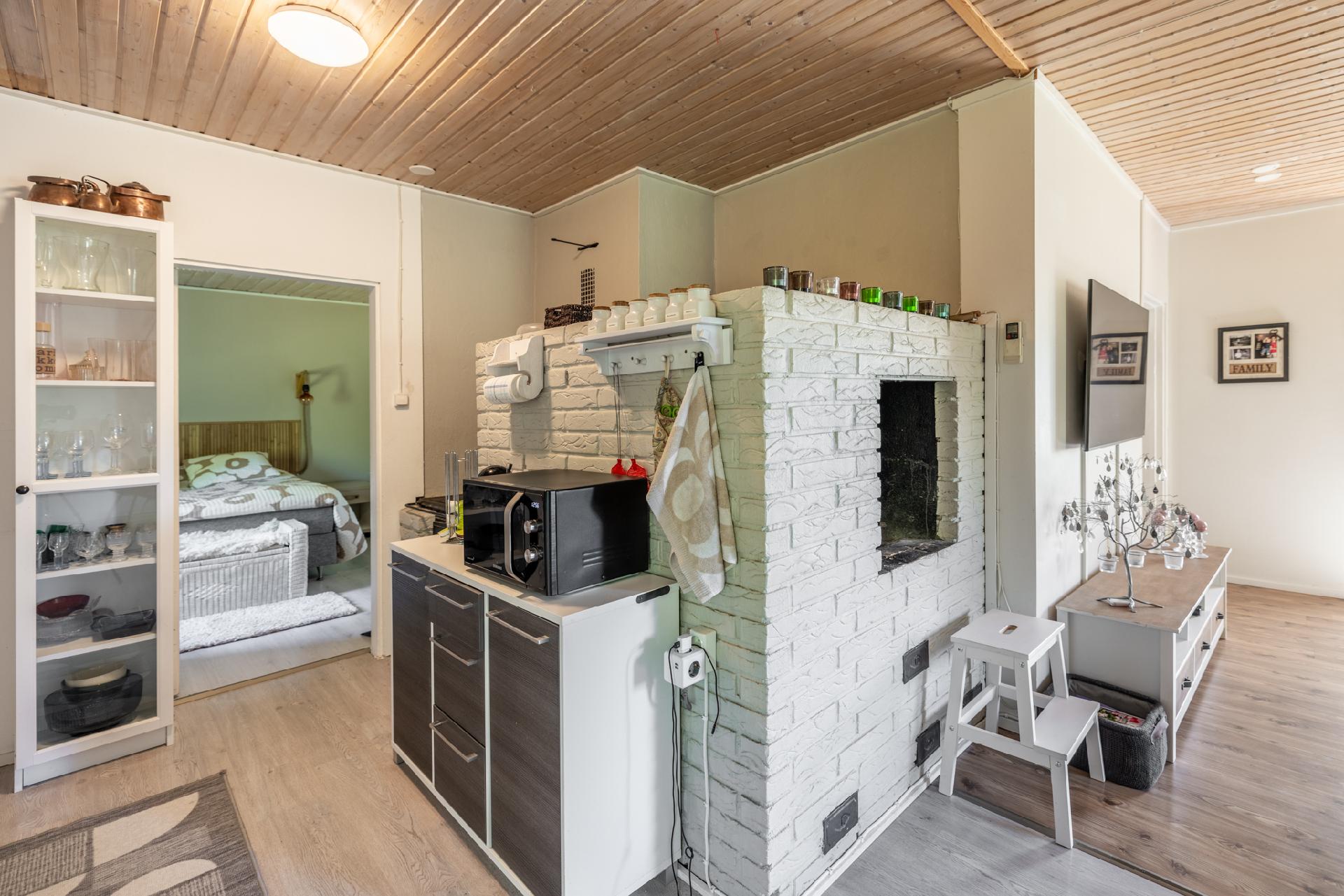 Näkymä keittiöstä makuuhuoneeseen päin