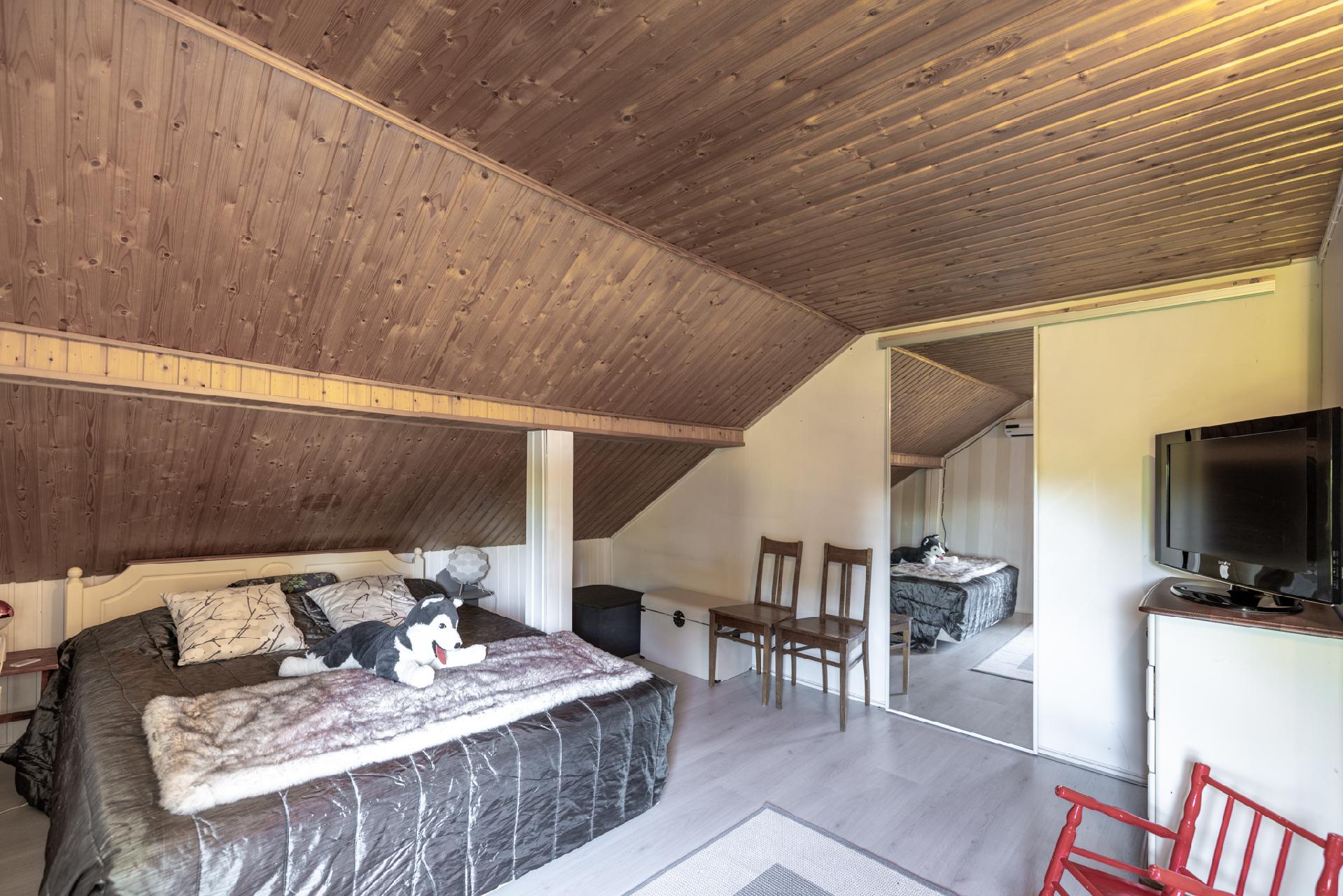 Peilin takana sijaitsee vaatehuone