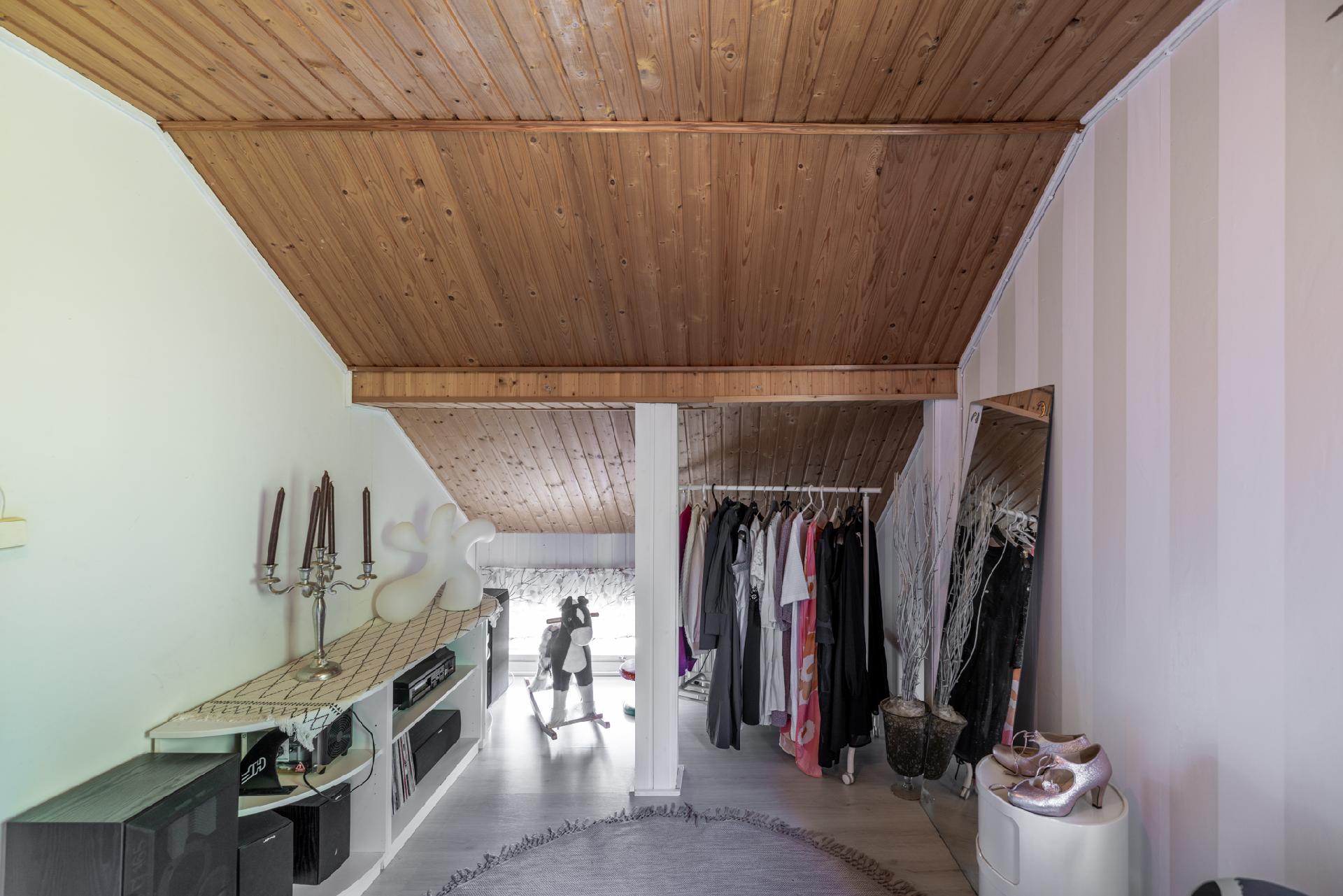 Makuuhuonetta sängystä päin katsottuna