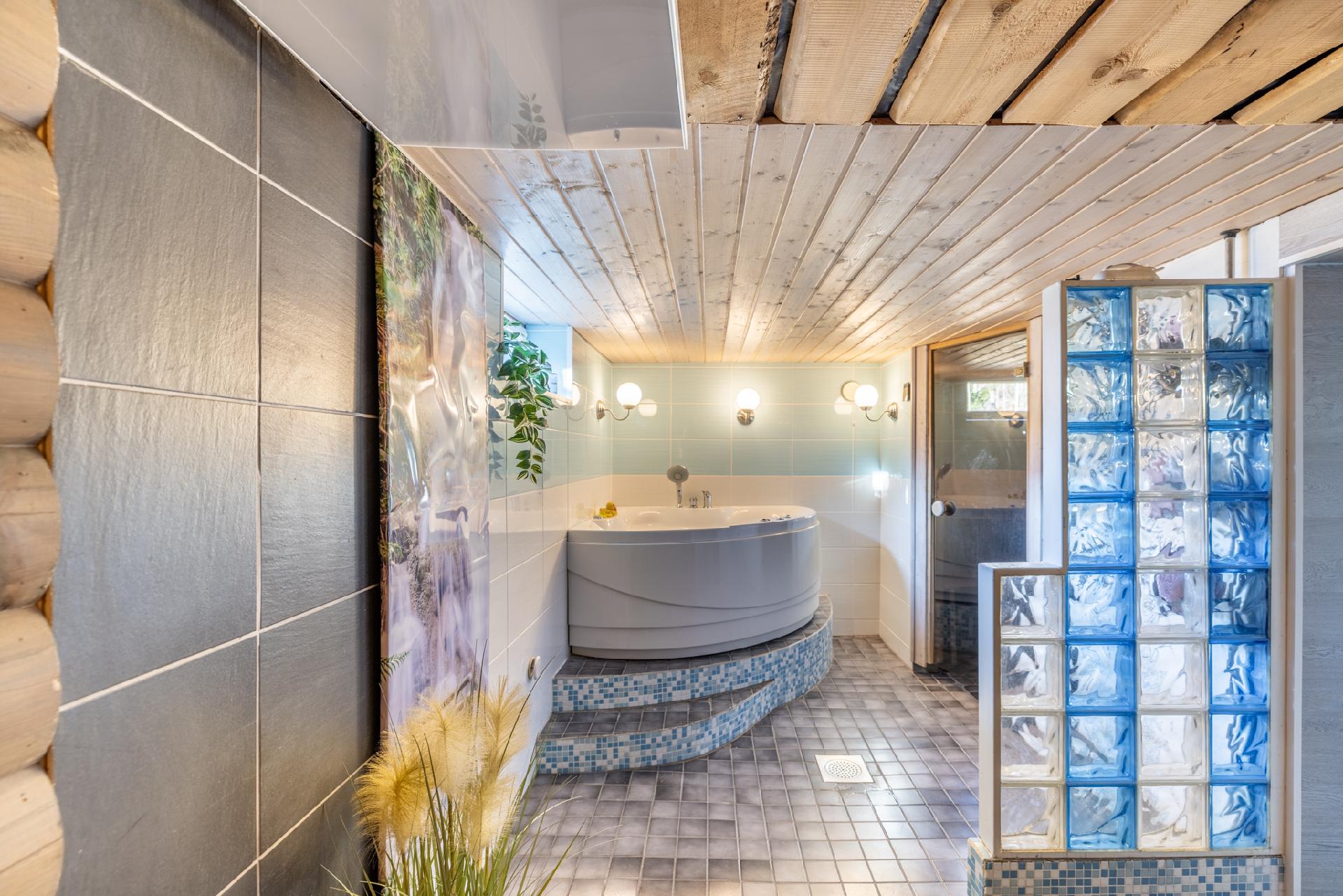 Kylpyhuoneessa poreamme ja vieressä sauna