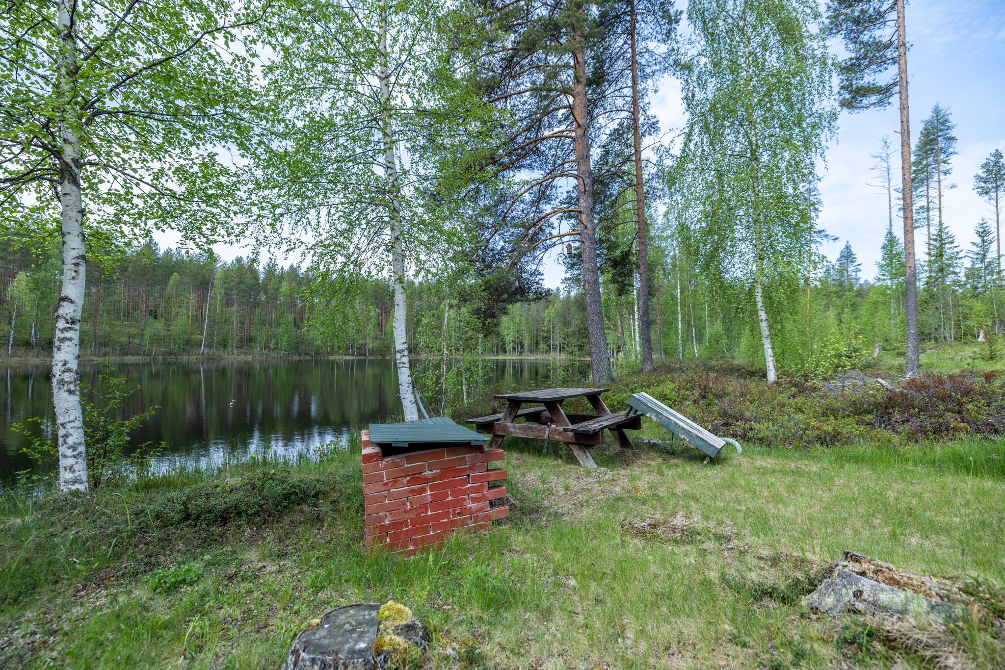 Rantaa, oikealla entisen saunan nurkkatolpat