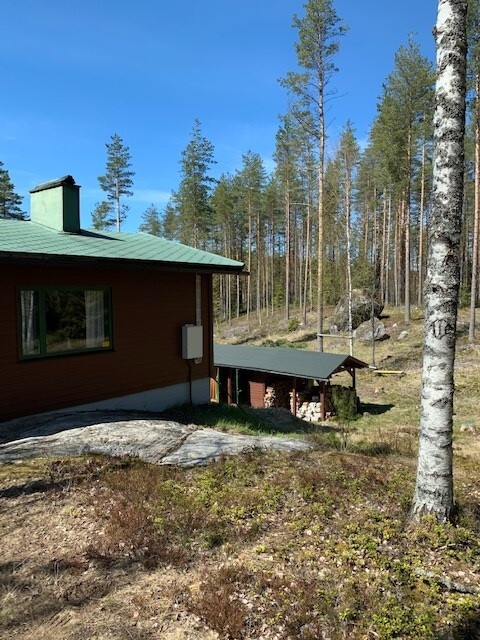 Mökin takaosaa, taustalla näkyy ulkorakennus