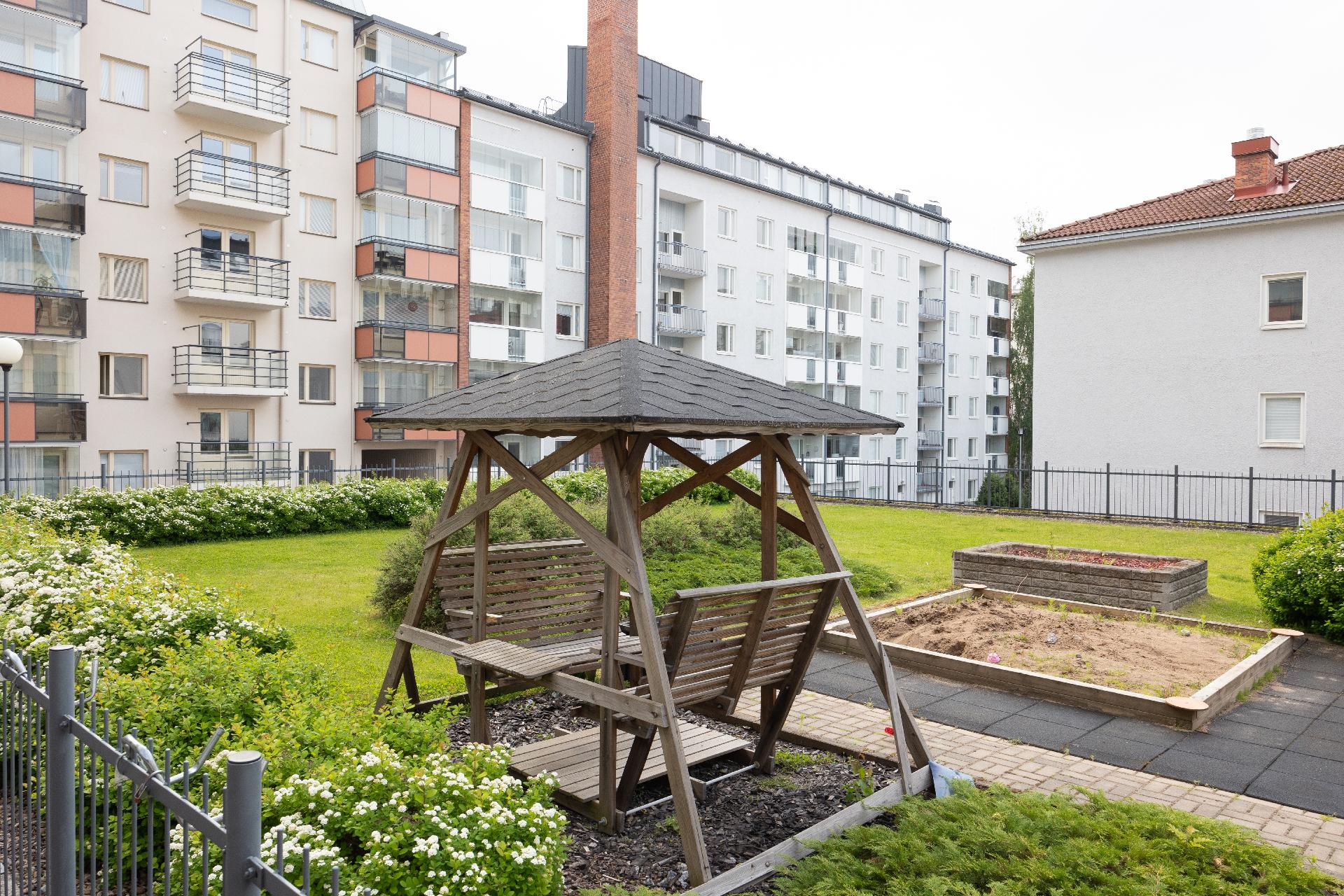 Taloyhtiön viihtyisä ja vehreä sisäpiha