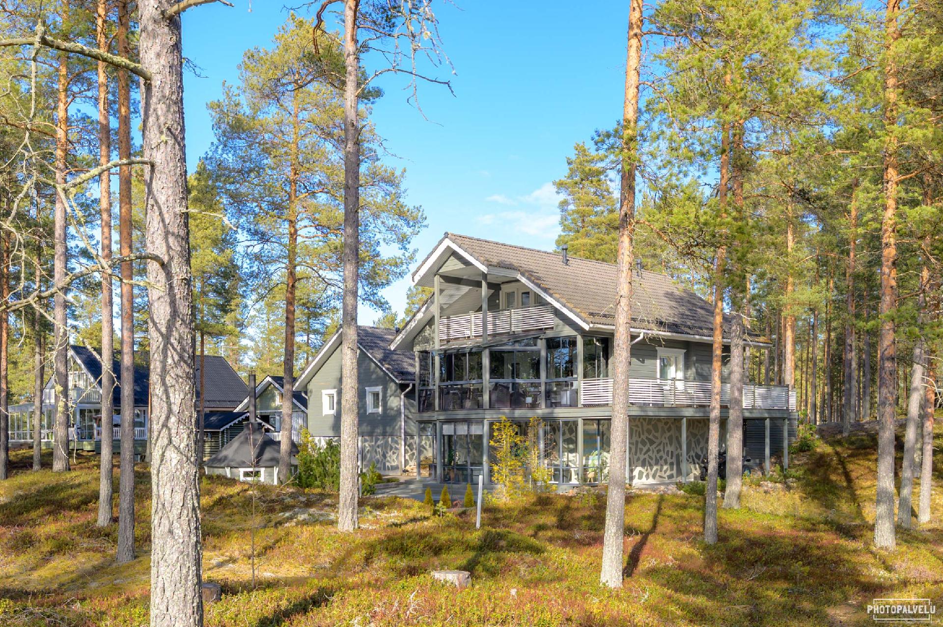 julkisivu golfkentän suuntaan