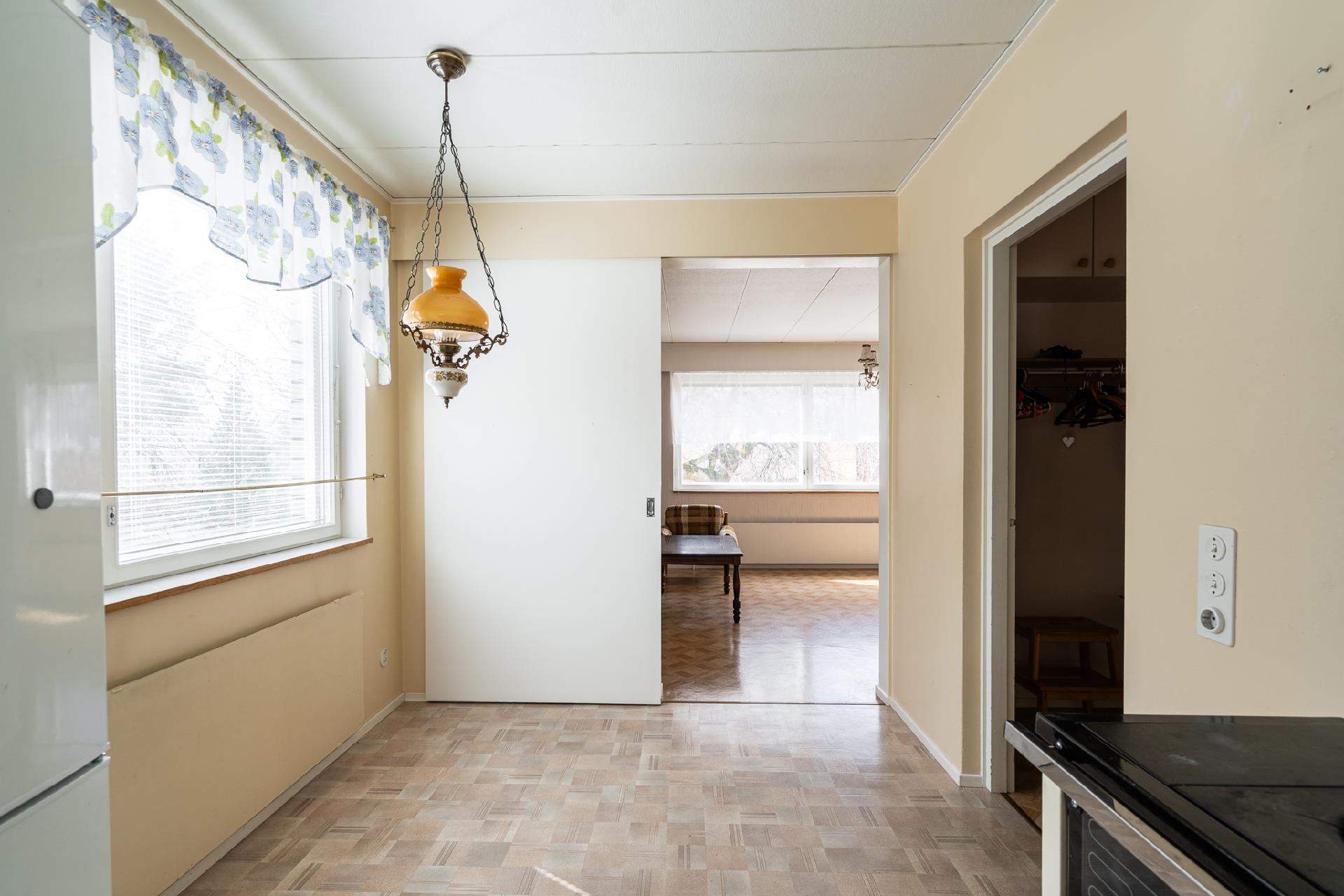 Keittiö olhuoneeseenpäin