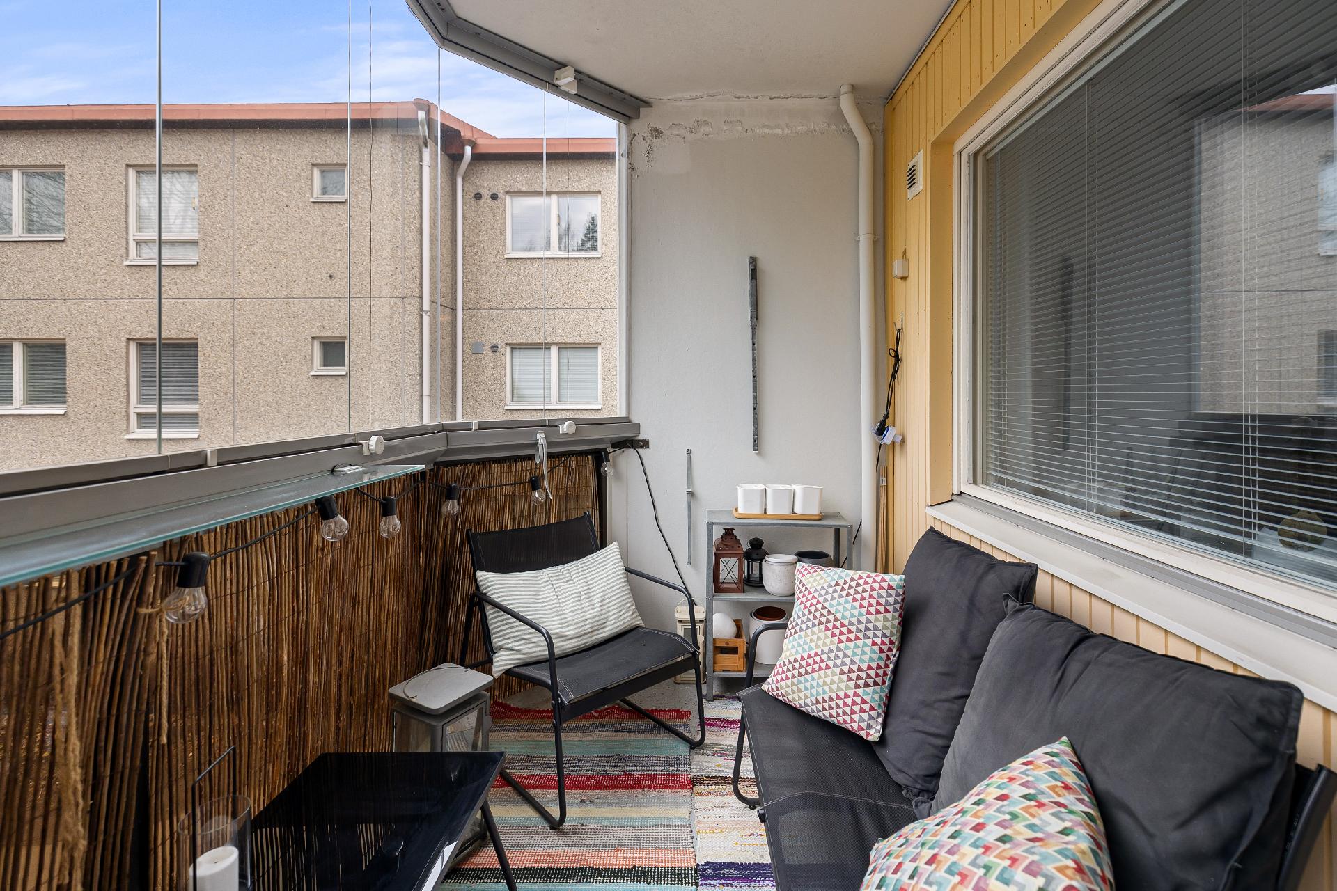 Tilava lasitettu parveke