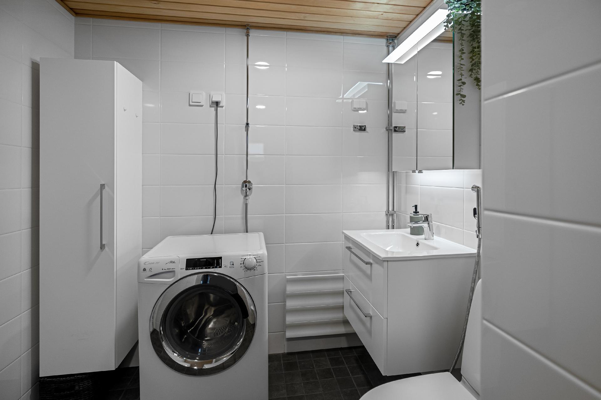 Pesukoneelle hyvin tilaa.