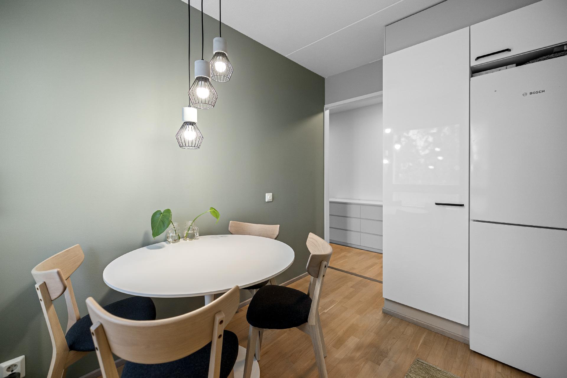 Ruokapöytä mahtuu hyvin keittiöön.