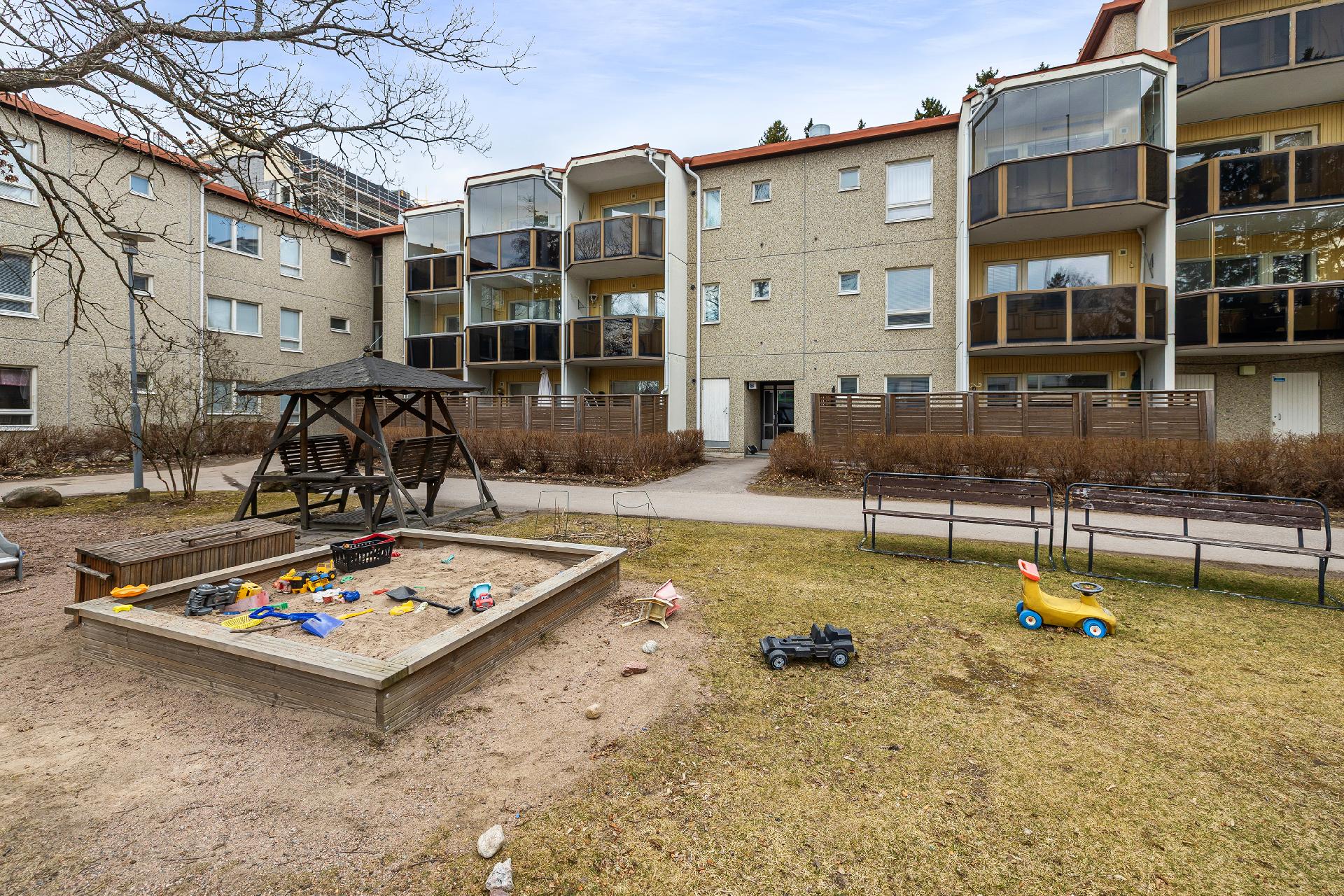 Lapsille leikkipaikka.