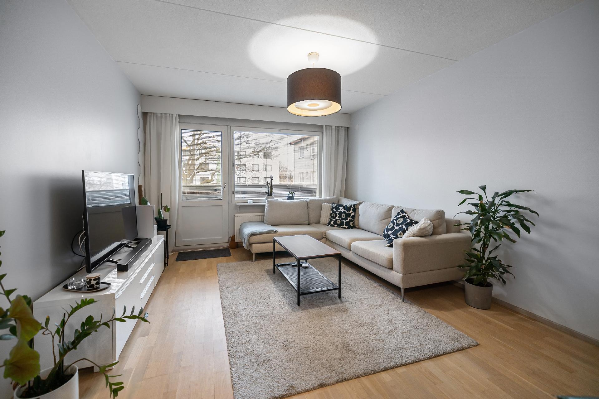 Olohuoneesta käynti parvekkeelle.