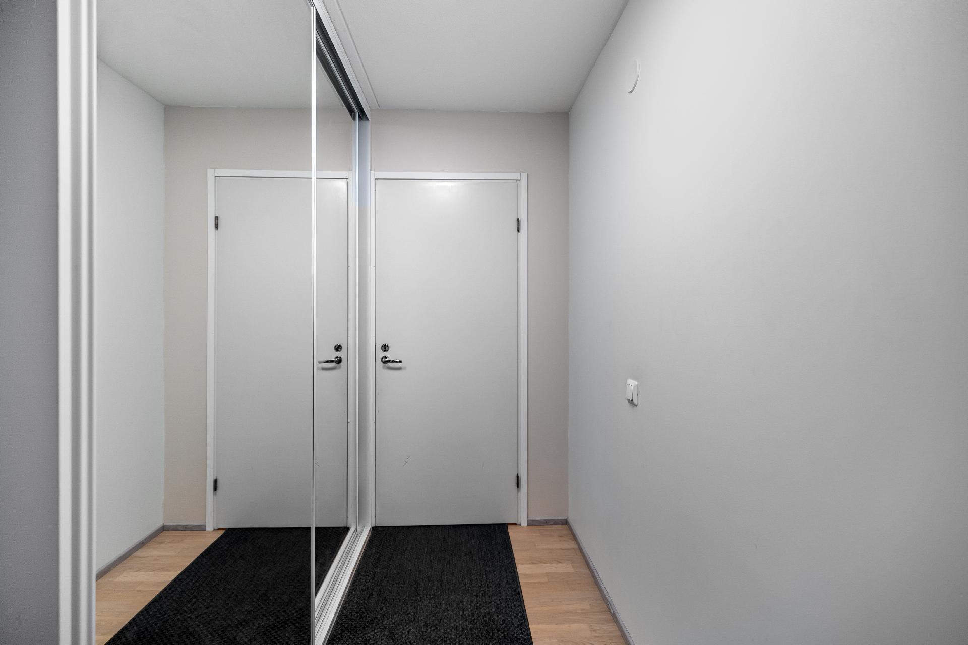 Eteisessä säilytystilaa.