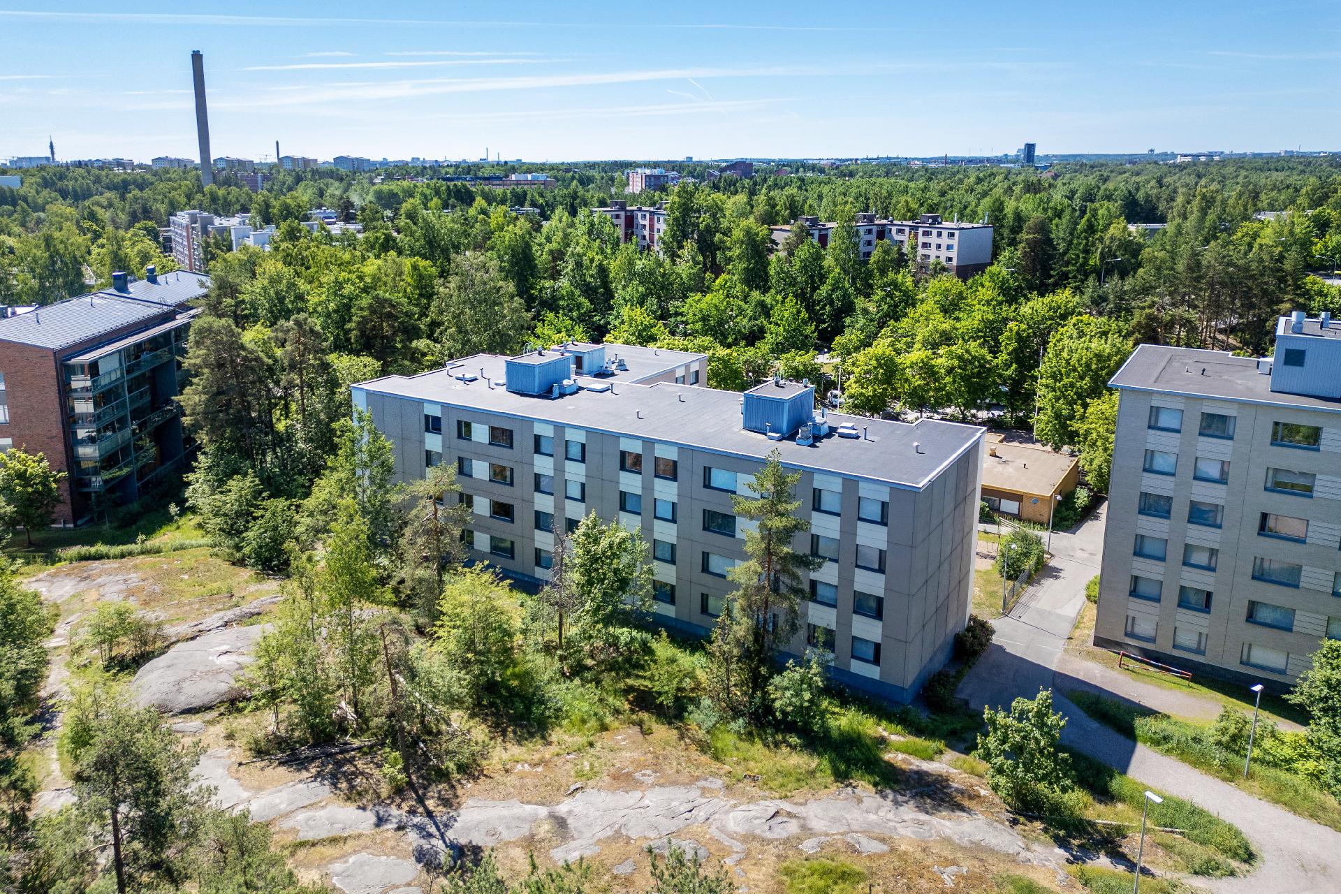 Kesällä upea kallionäkymä ikkunoista.