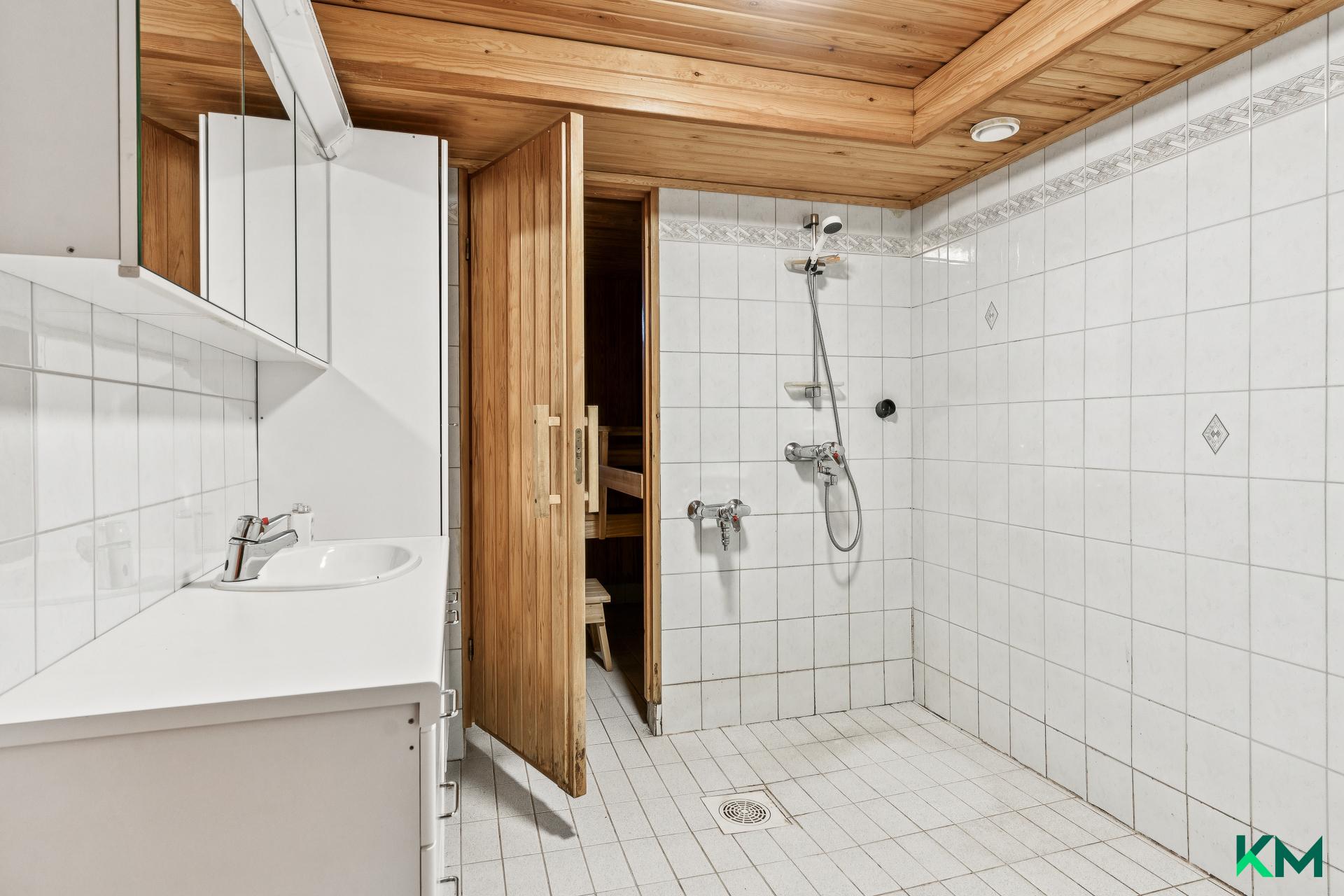 Pesutilat saunan yhteydessä alakerrassa