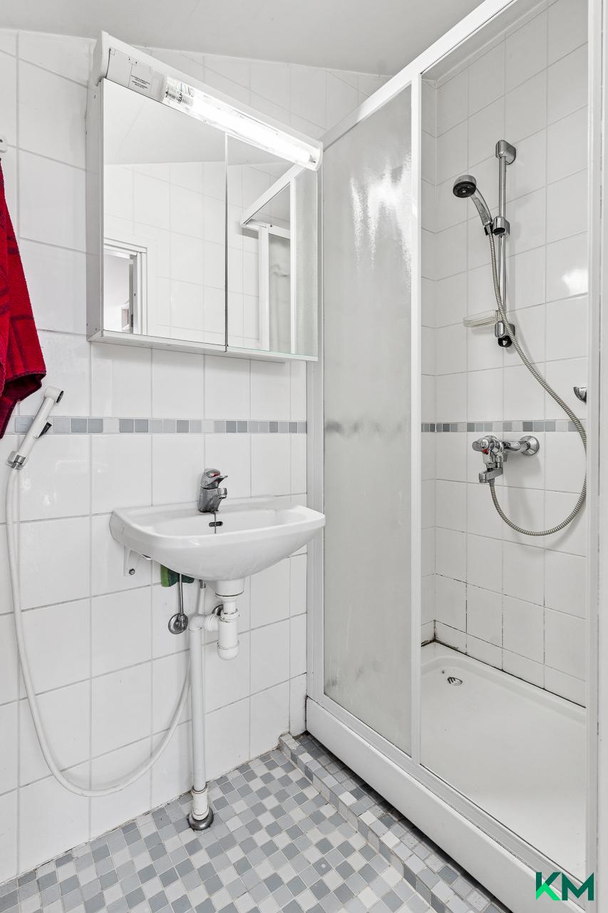 Yläkerran kylpyhuone