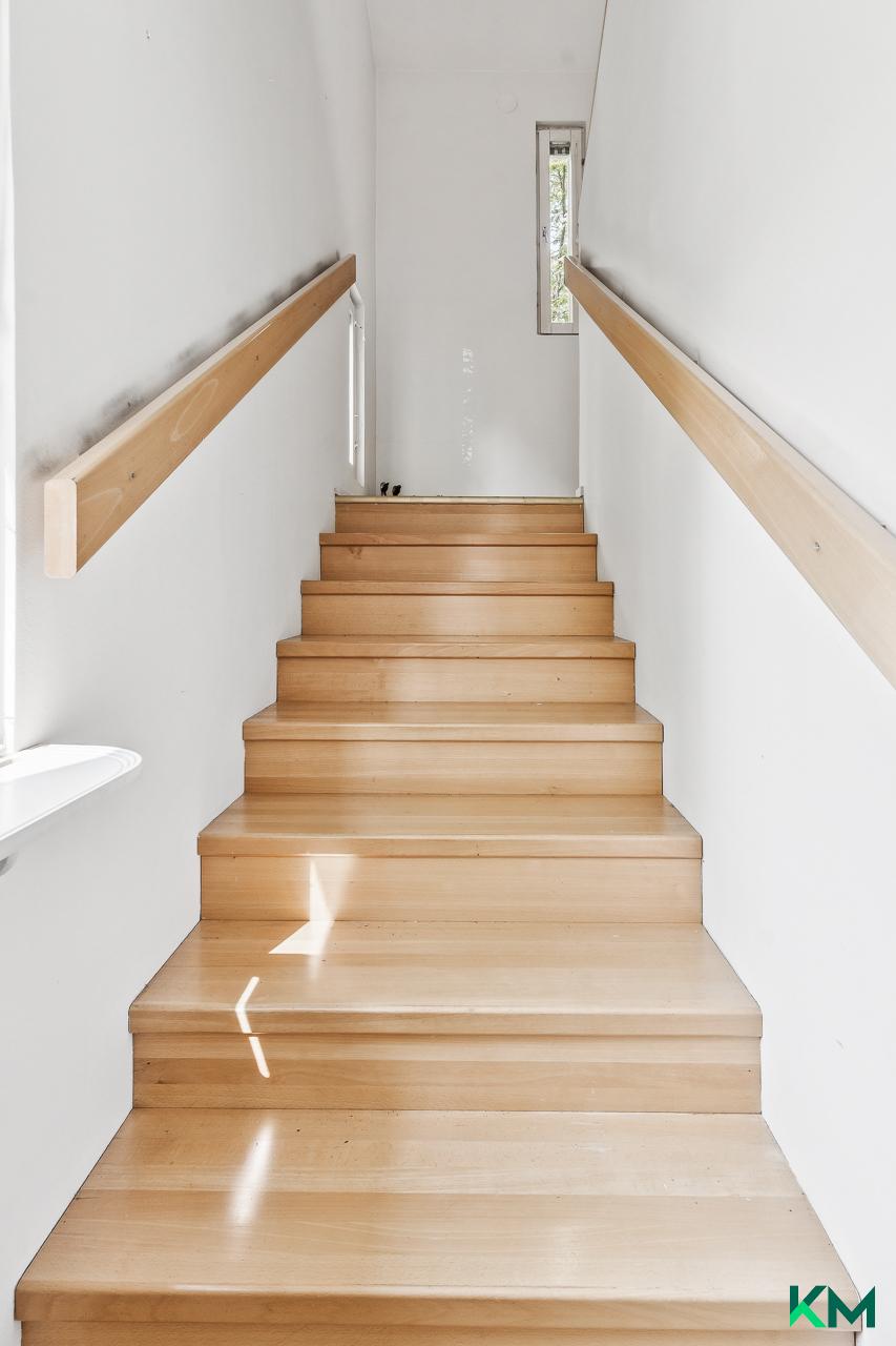 Tukevat rappuset yläkertaan.