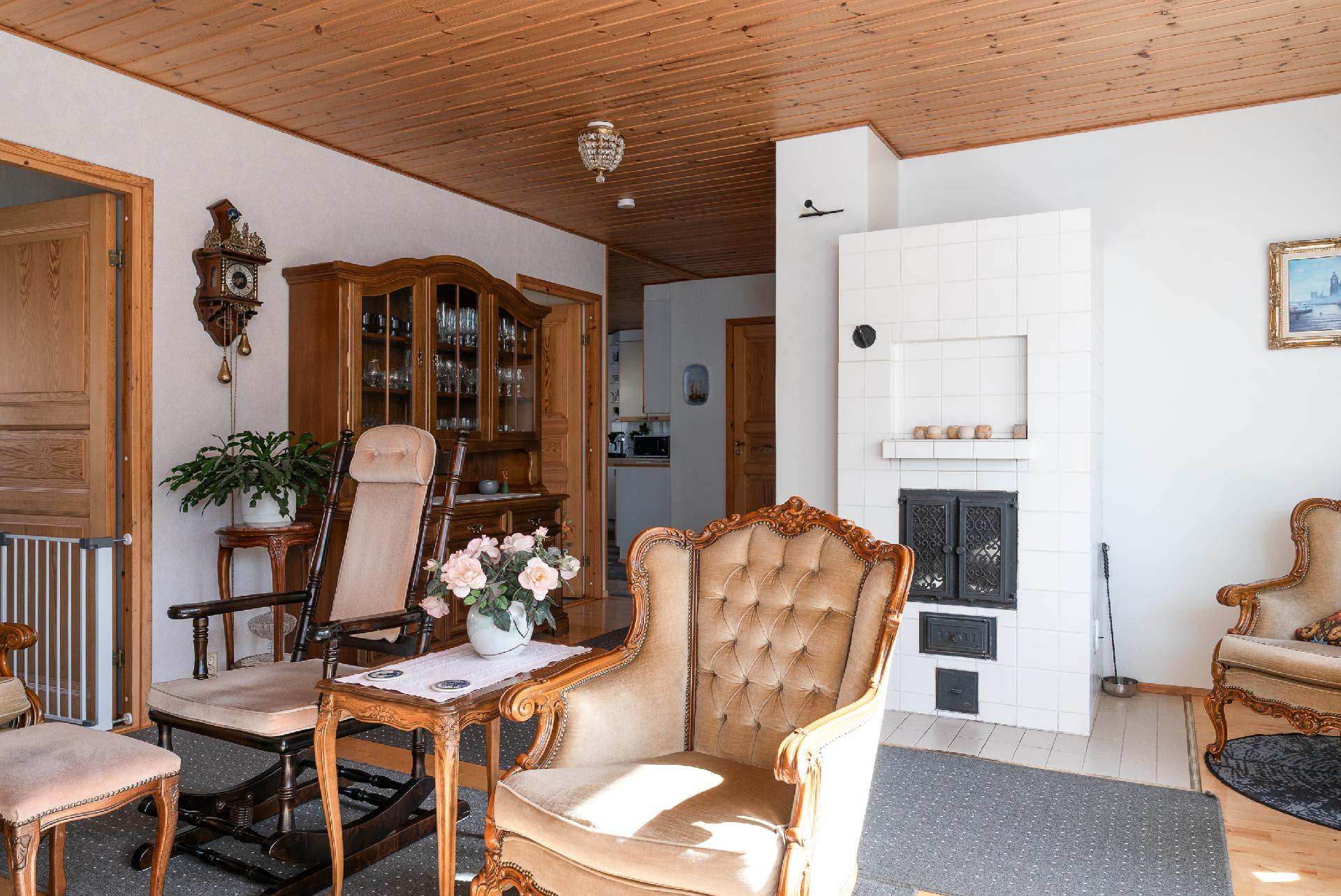 Joutsenkuja 1, Viitasaari