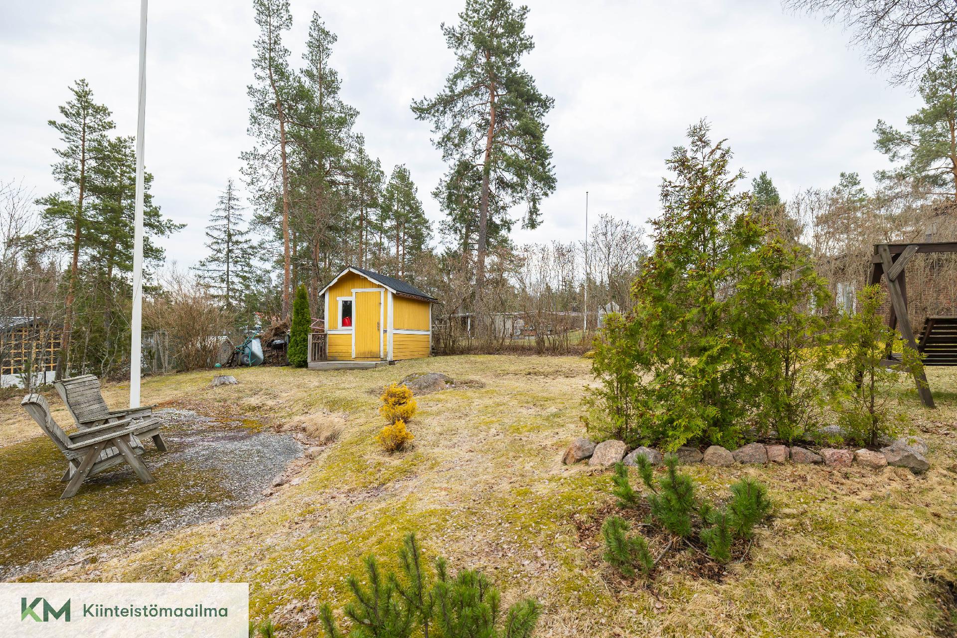 Pihan perällä on pieni puutarhavaja