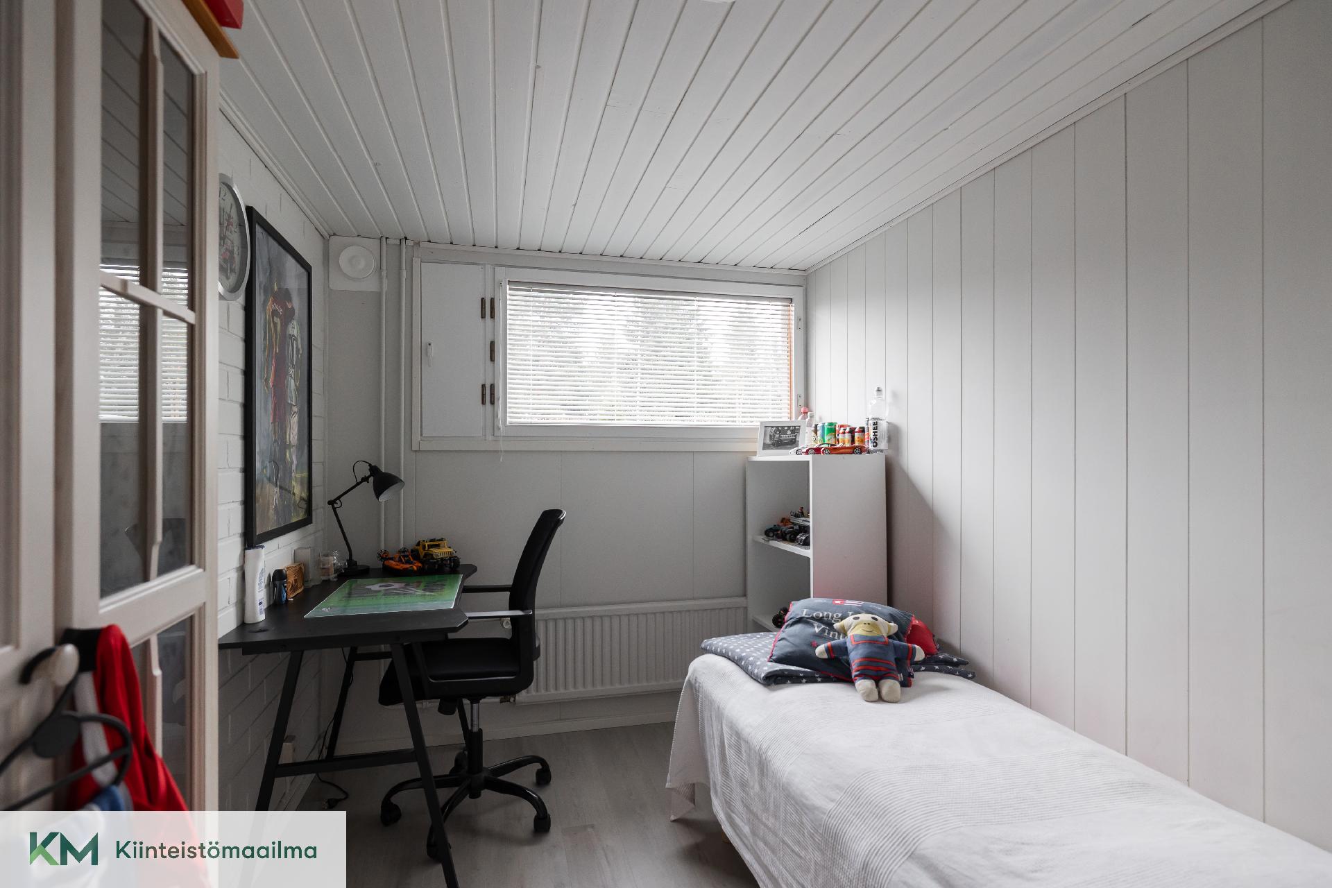 Kellarikerroksessa on yksi työ-/makuutila