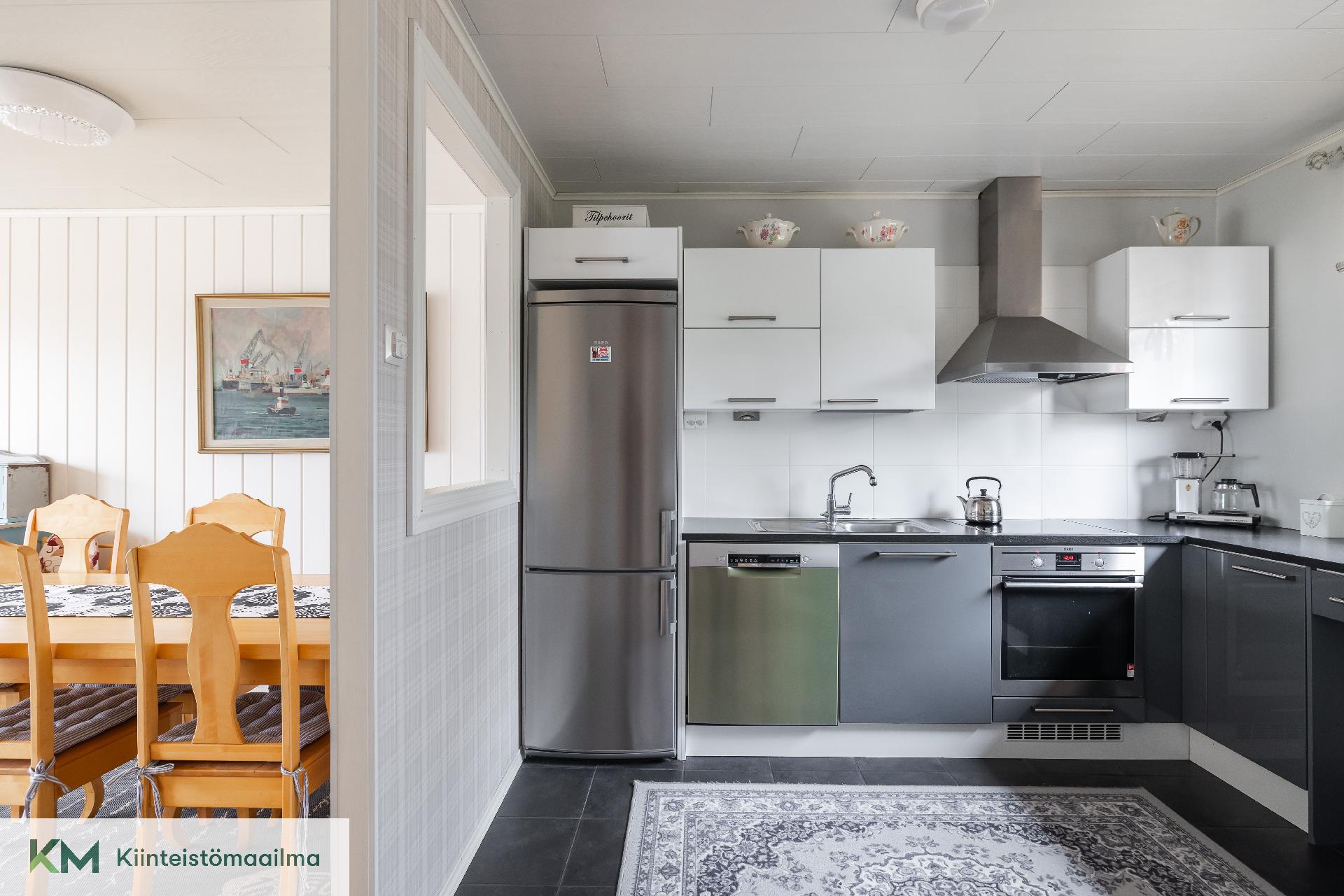 Ruokailutila on keittiön vieressä