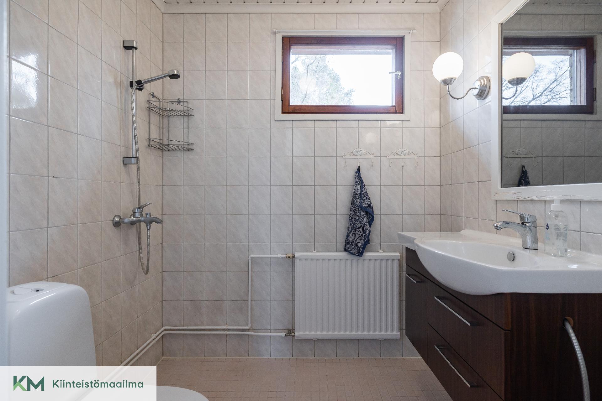 Yläkerran kylpyhuone/wc