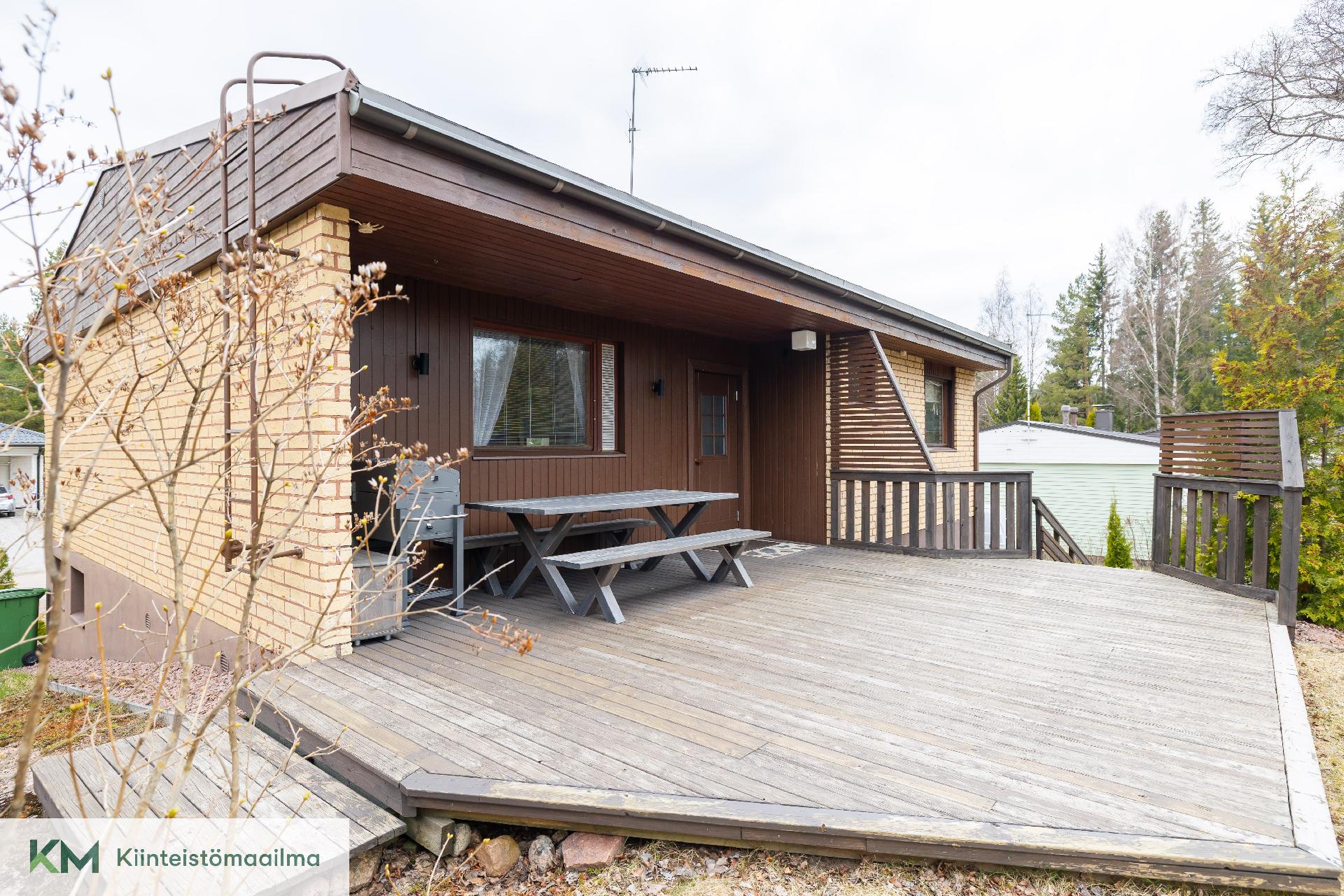 Sisäänkäynnin yhteydessä on iso terassi