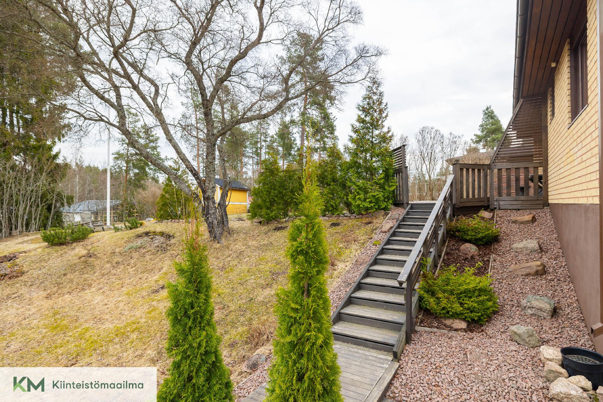 Kulkureitti pääovelle on huoliteltu