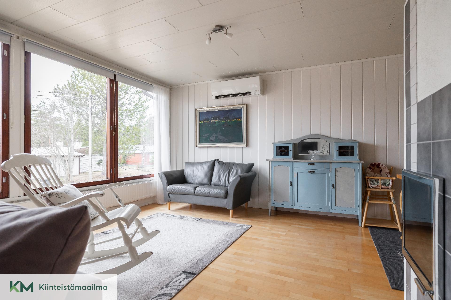 Olohuoneen ilmalämpöpumppu helpottaa helteillä