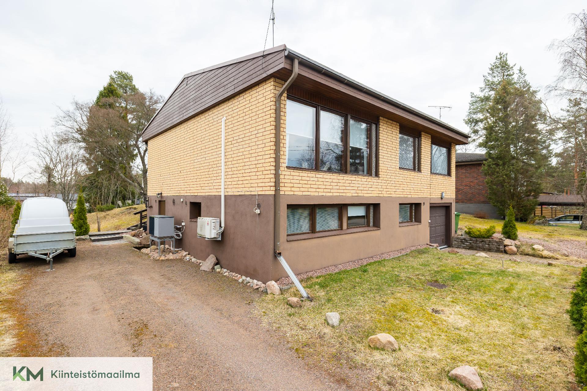 Pihalla on tilaa autolle ja peräkärrylle