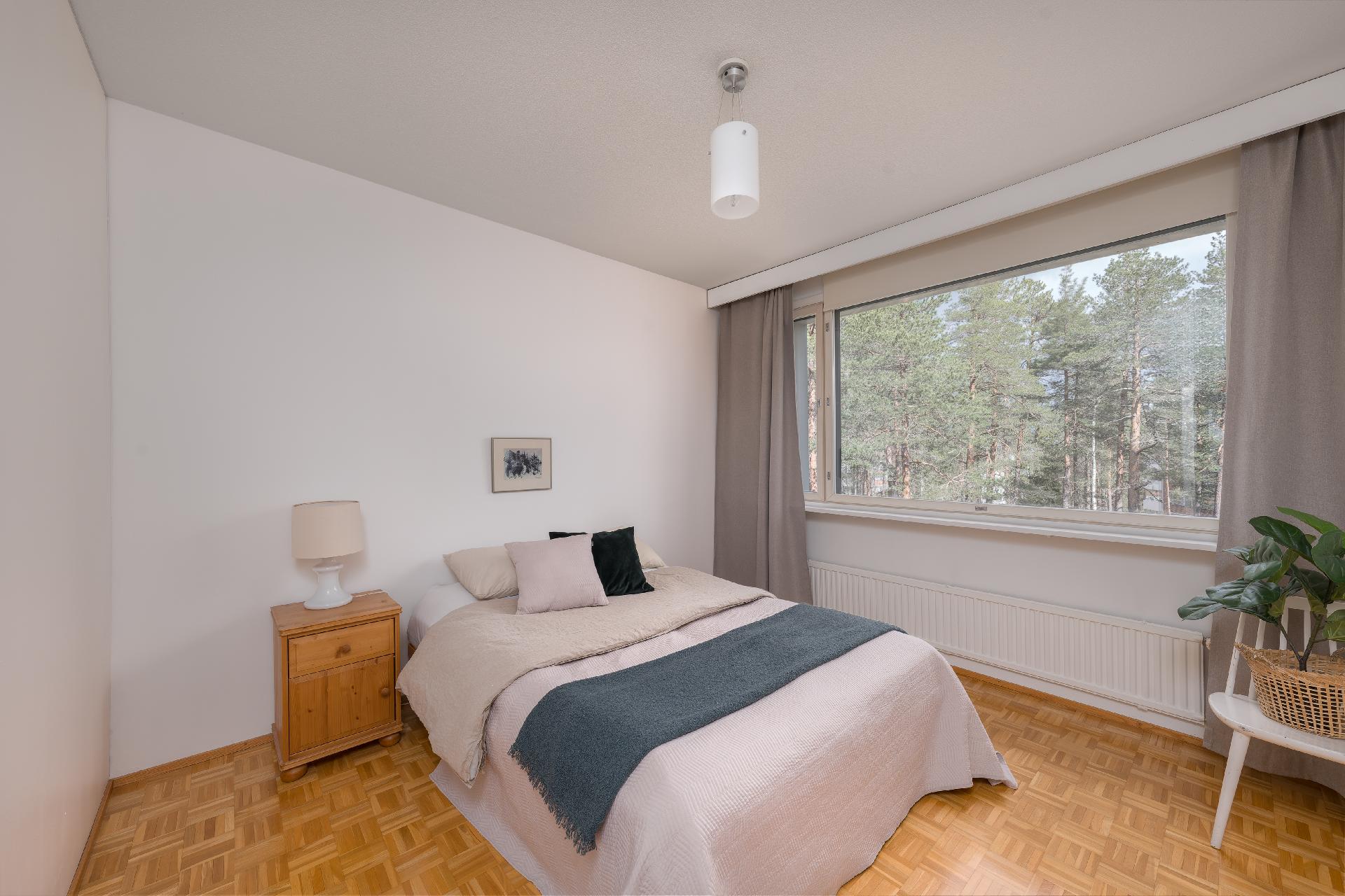 Makuuhuoneet ovat isoja ja valoisia