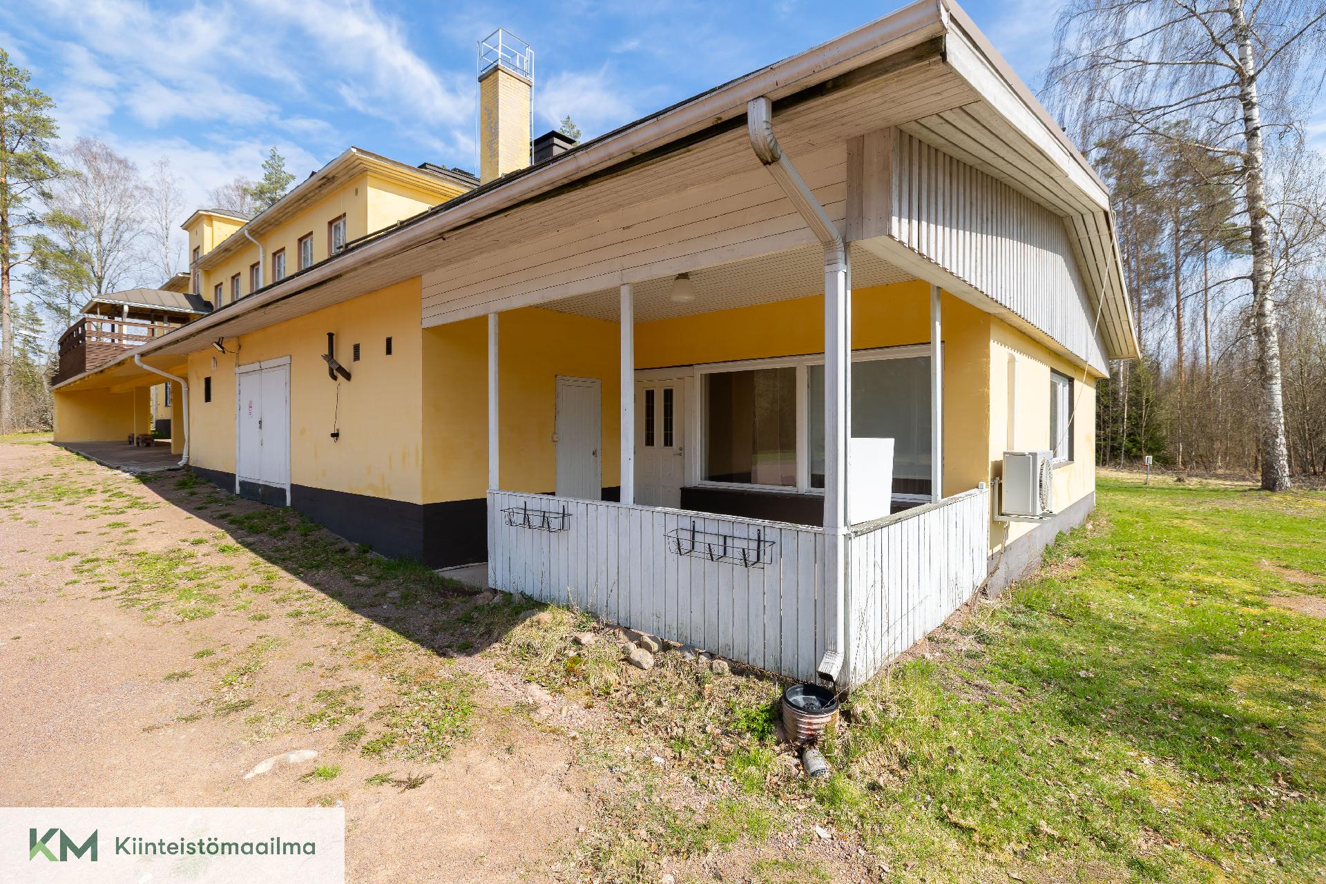 Päädyssä erillinen kaksio omalla sisäänkäynnilä