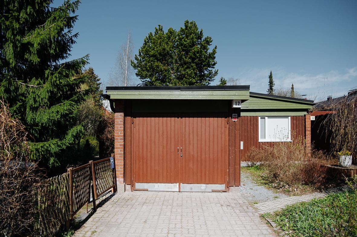 Lämmin autotalli ja pihapaikka tallin edessä