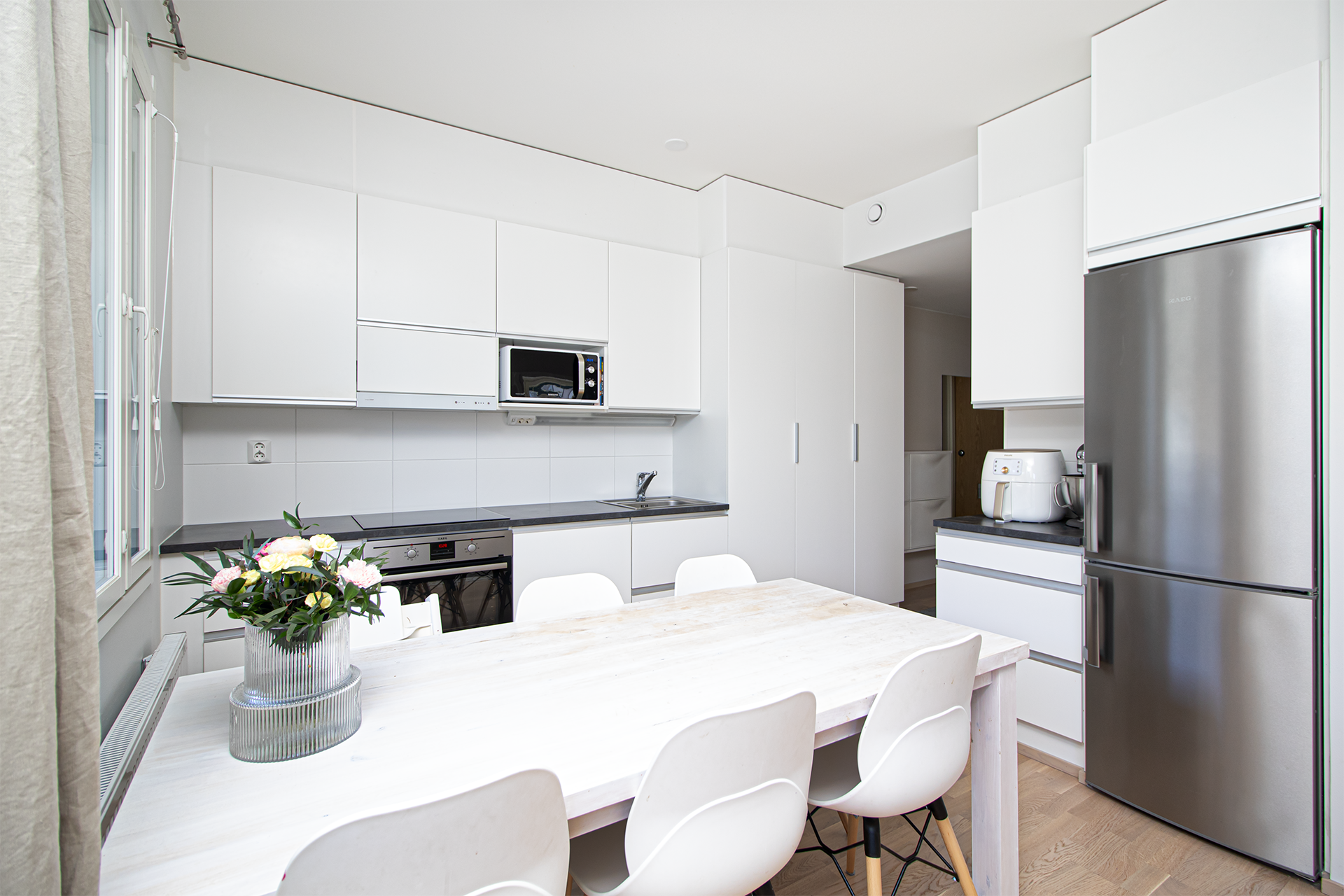 keittiössä hyvin kaappi- ja laskutilaa