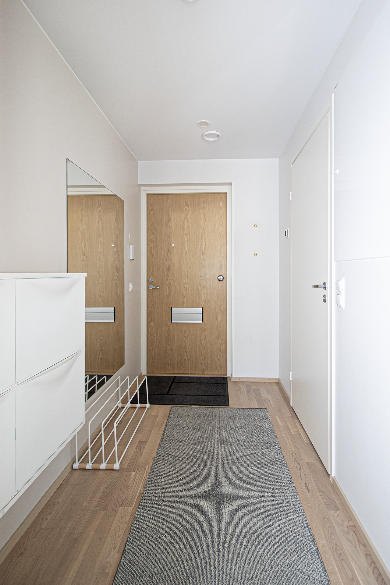 eteisessä kaappitiloja reilusti