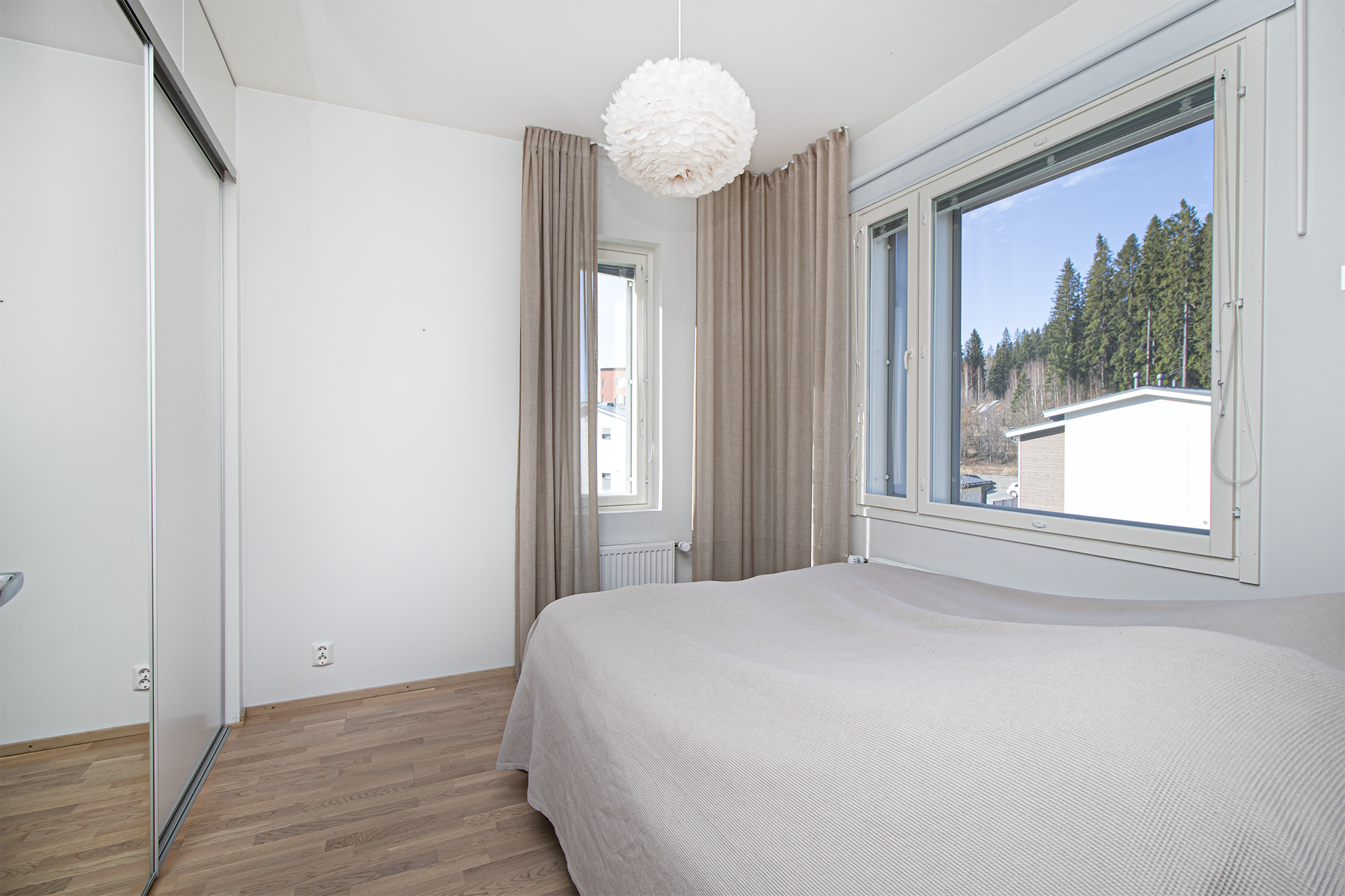 kulmahuoneisto tuo valoa kahdesta ilmasuunnasta