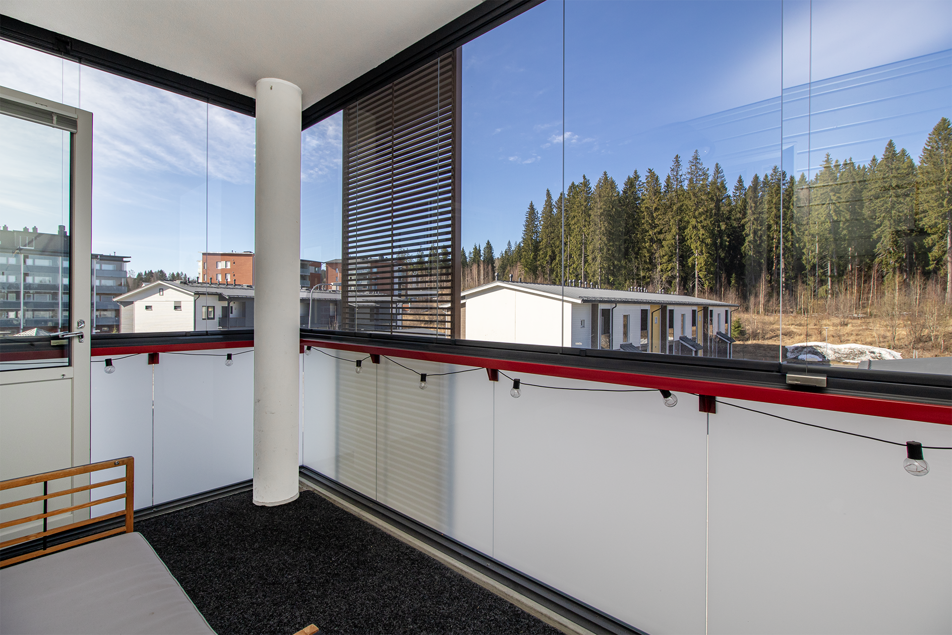 kulmahuoneisto avaa parvekkeelta näkymiä myös kahteen ilmansuuntaan