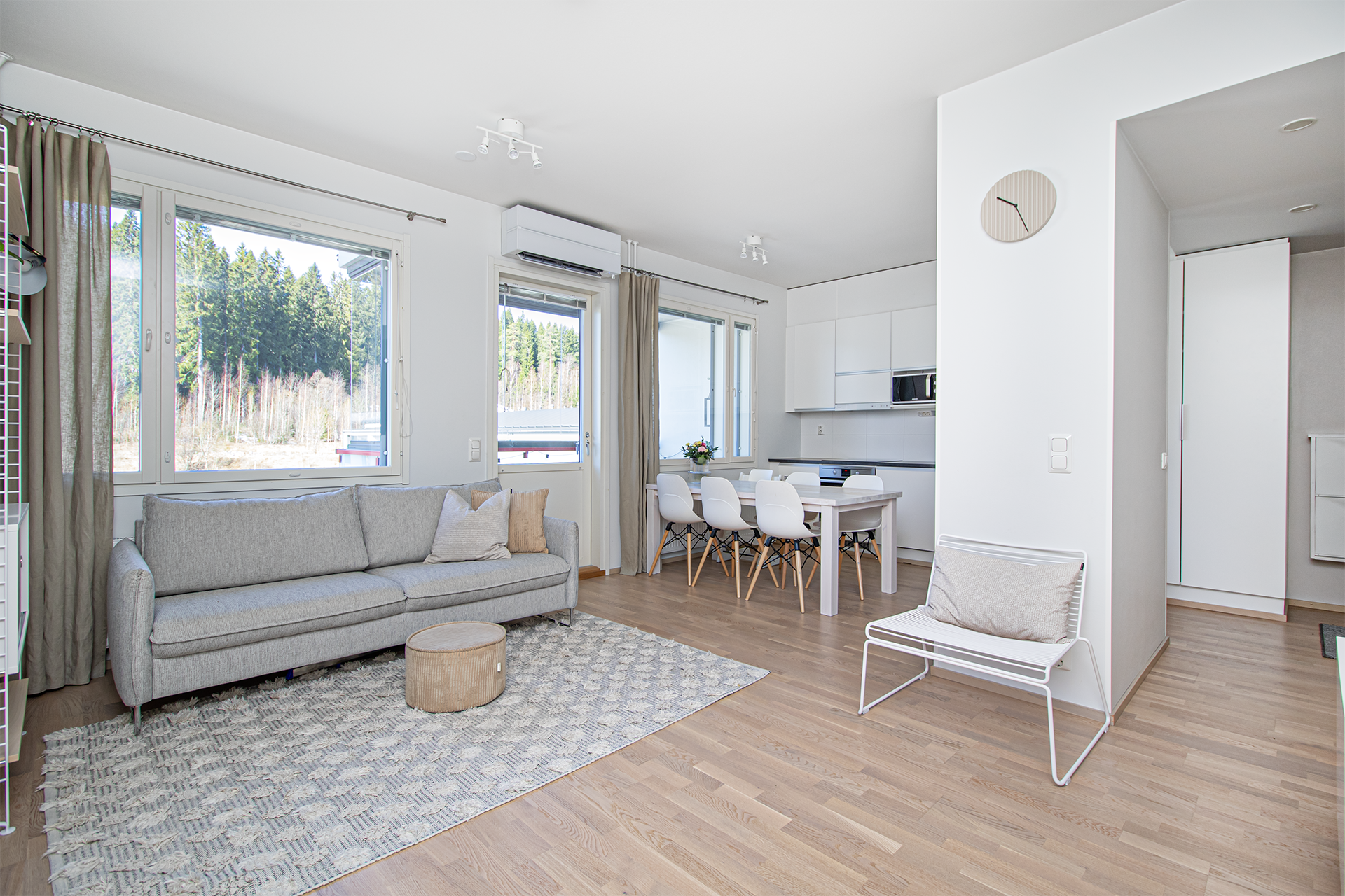 avara ja nuorekas olohuone / keittiö