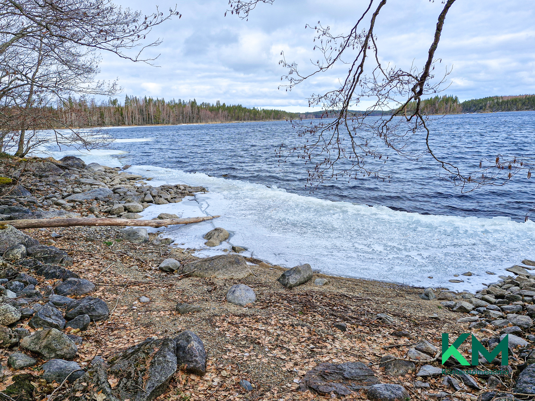 kovapohjainen ranta
