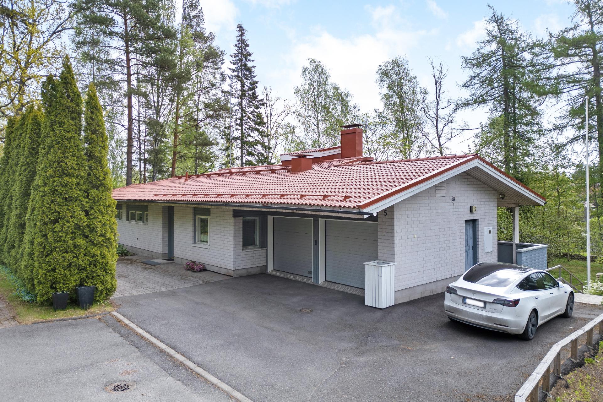 Kahden auton 32,50 m2 lämmin talli