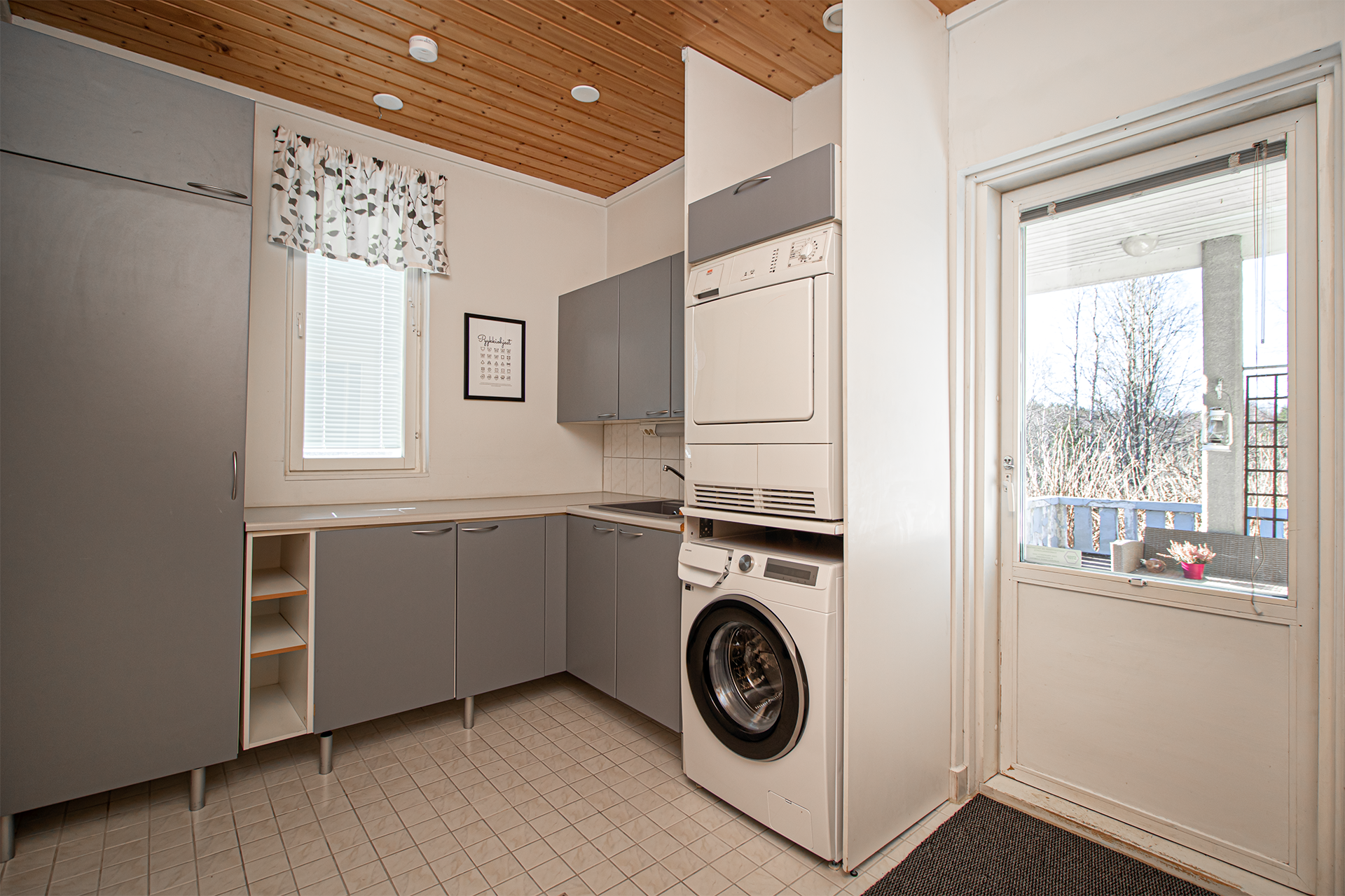 kodinhoitohuone josta käynti katetulle terassille