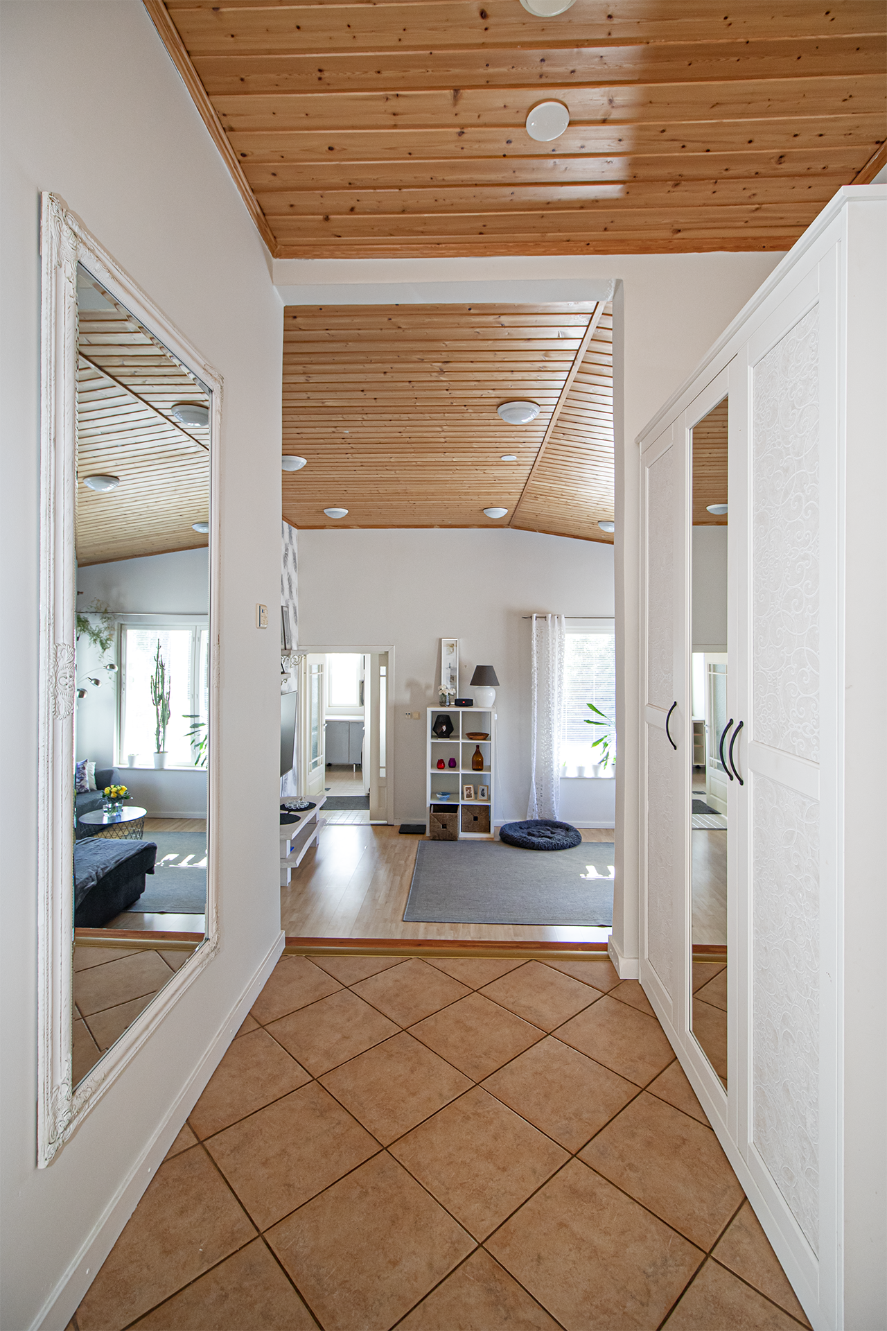 Näkymä eteisestä olohuoneeseen