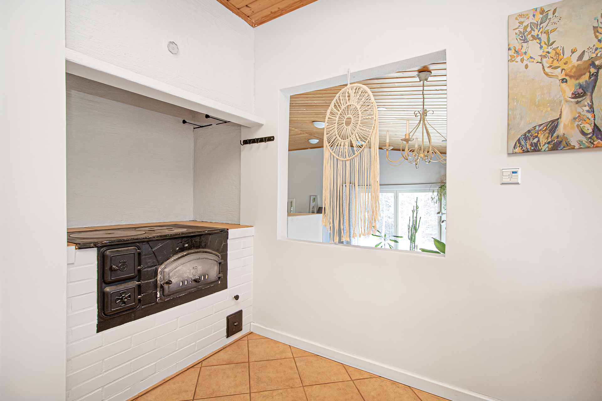 keittiöstä näkymä olohuoneeseen