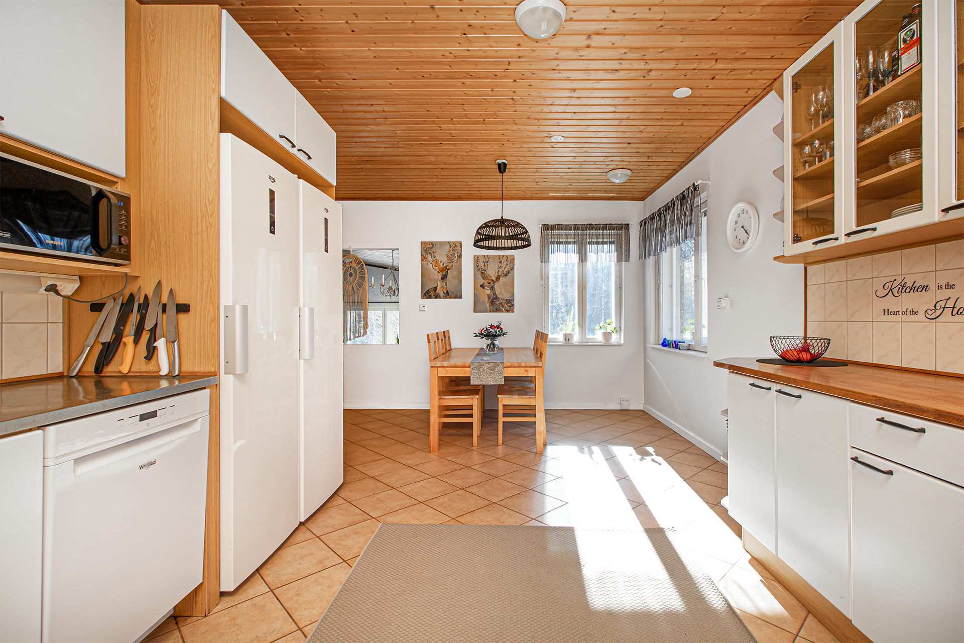 Keittiön jatkeena ruokailutila