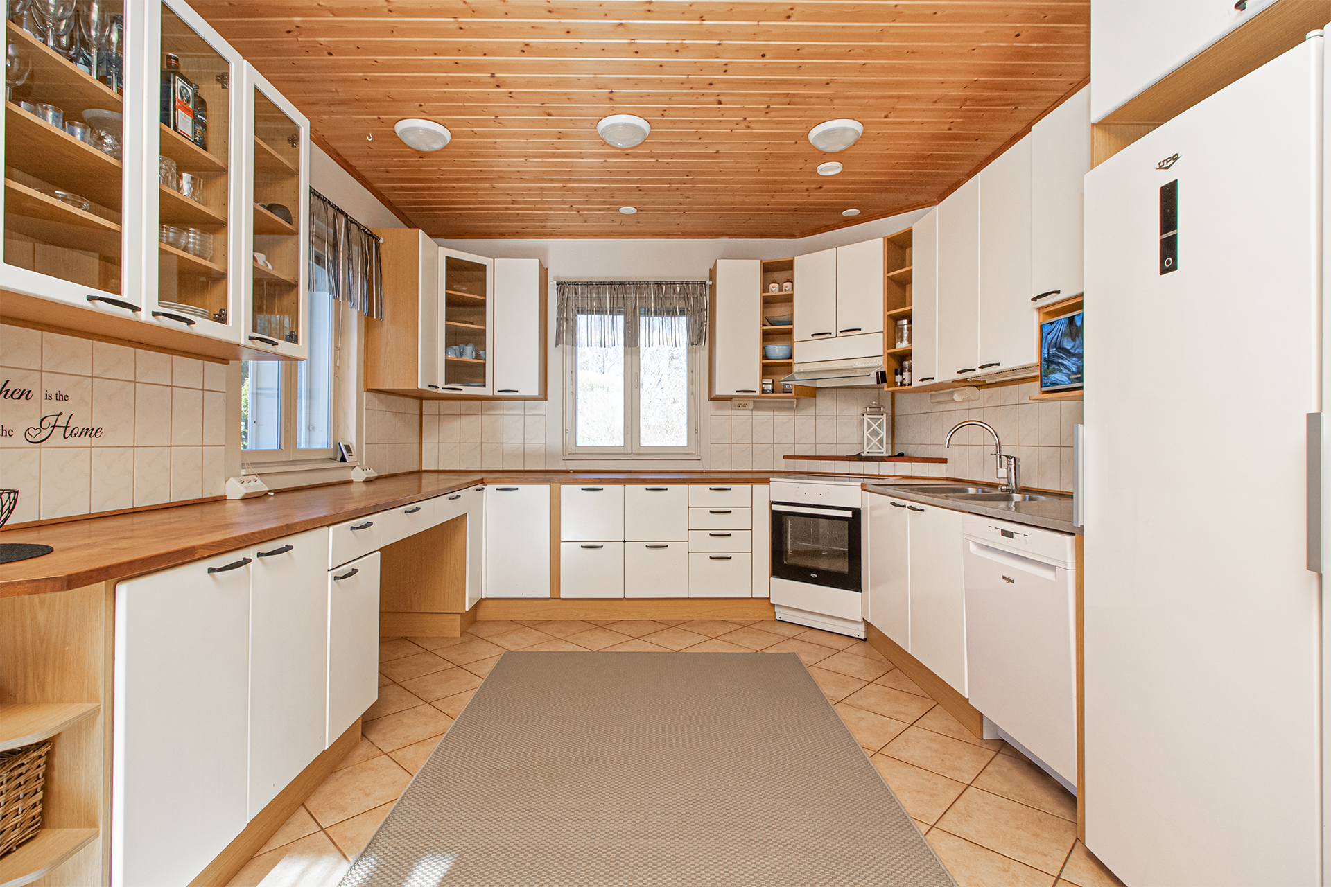 Tässä keittiössä on reilusti säilytys ja laskutilaa