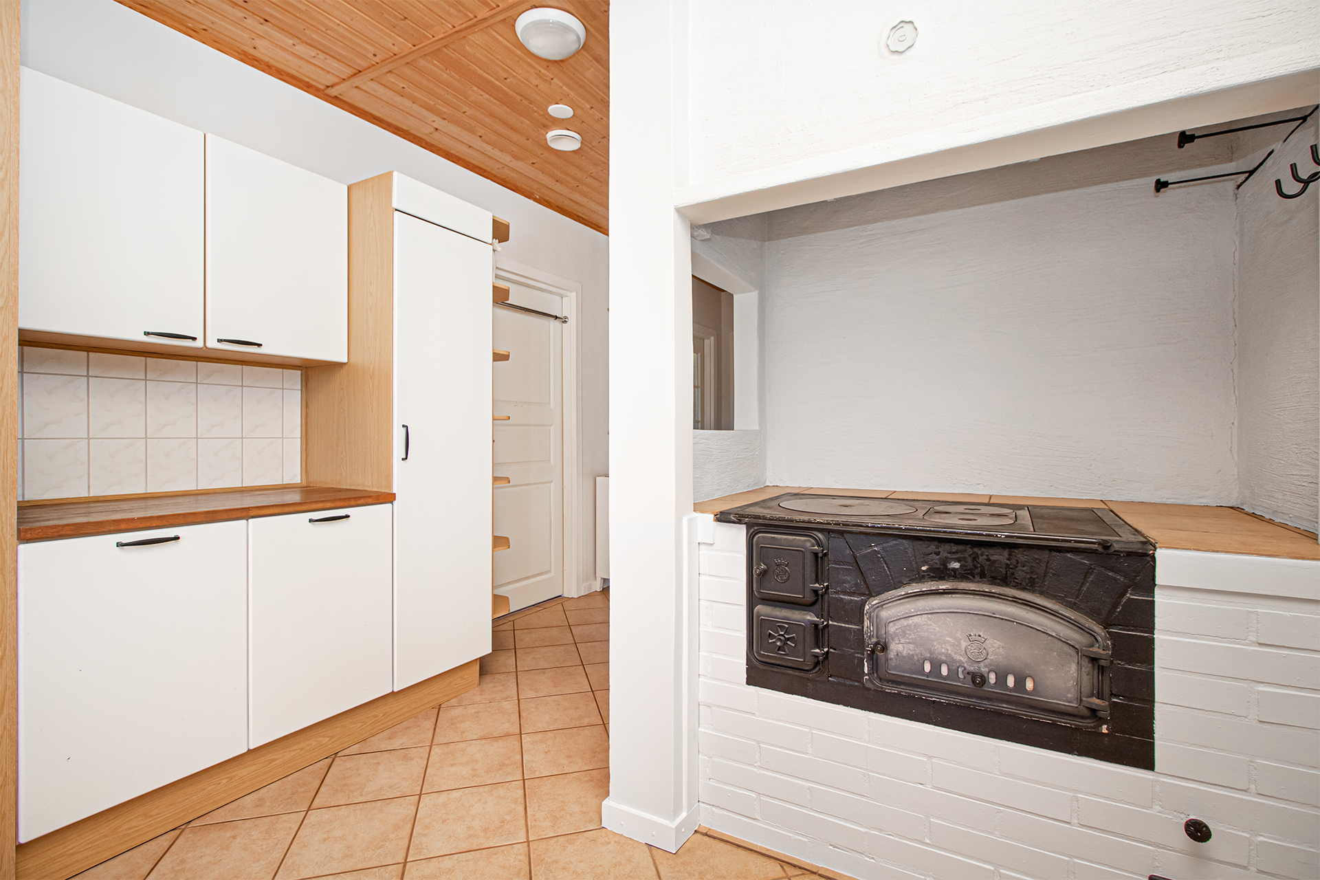 keittiössä puuhella