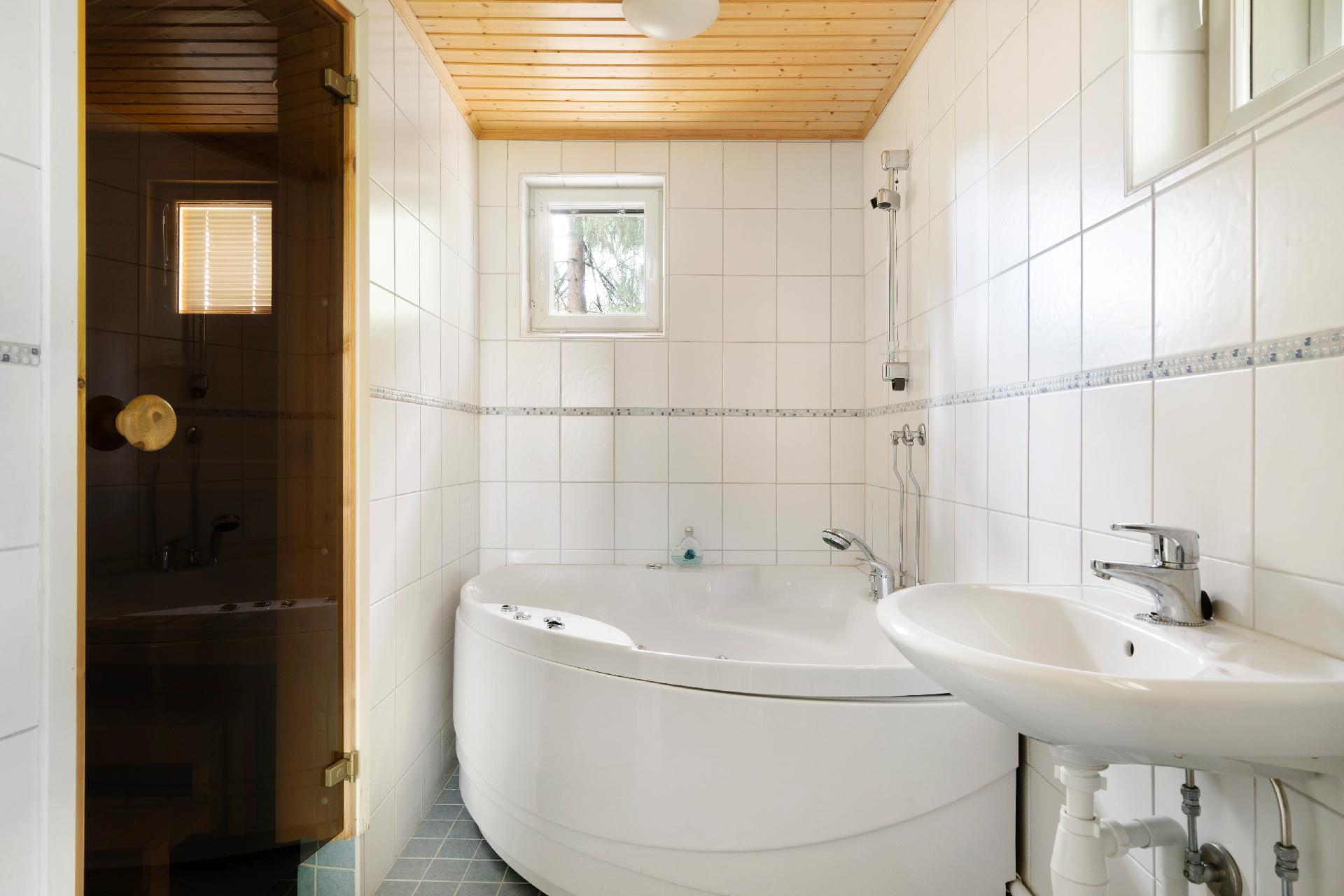 Alakerran kylpyhuone