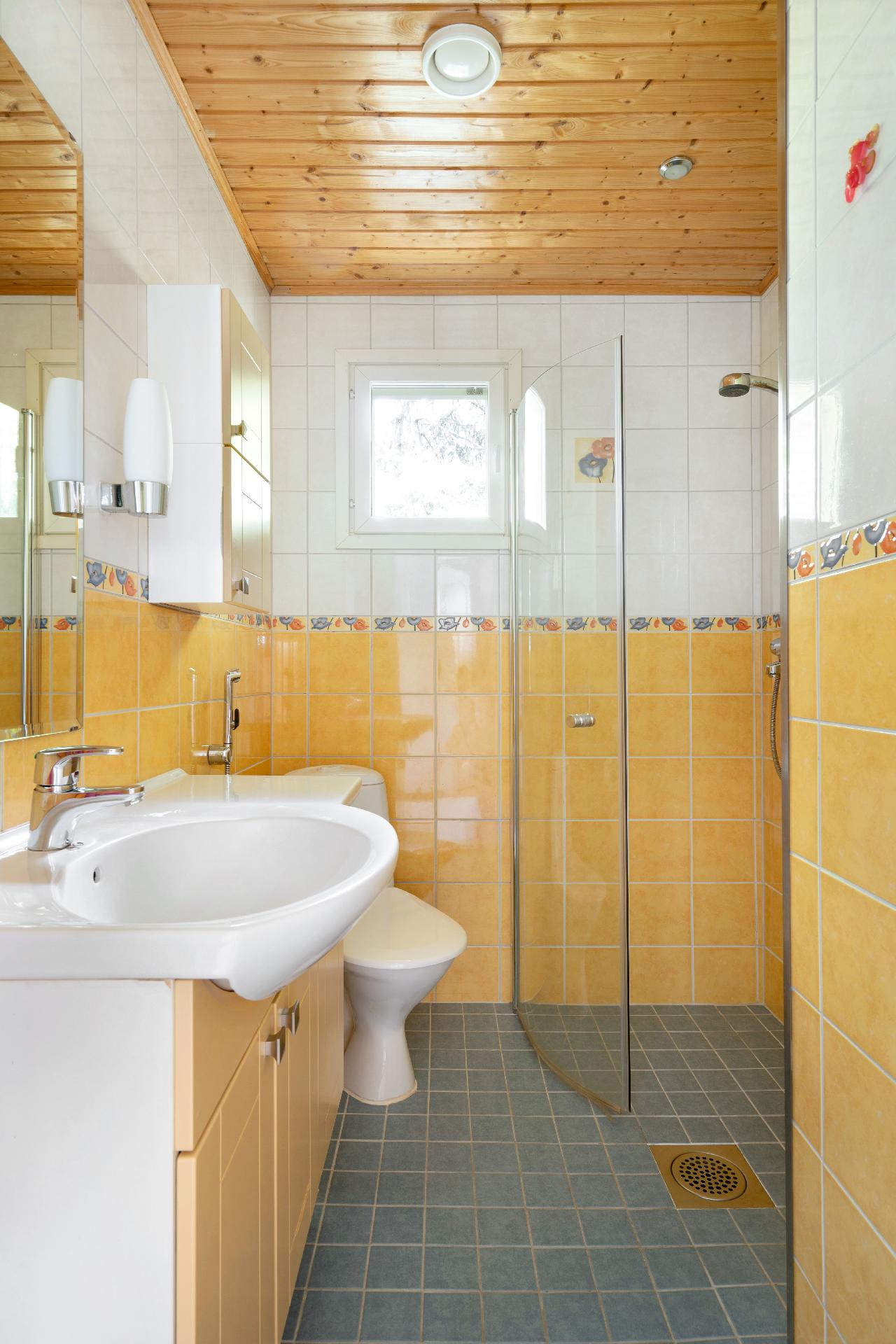 Yläkerran kylpyhuone