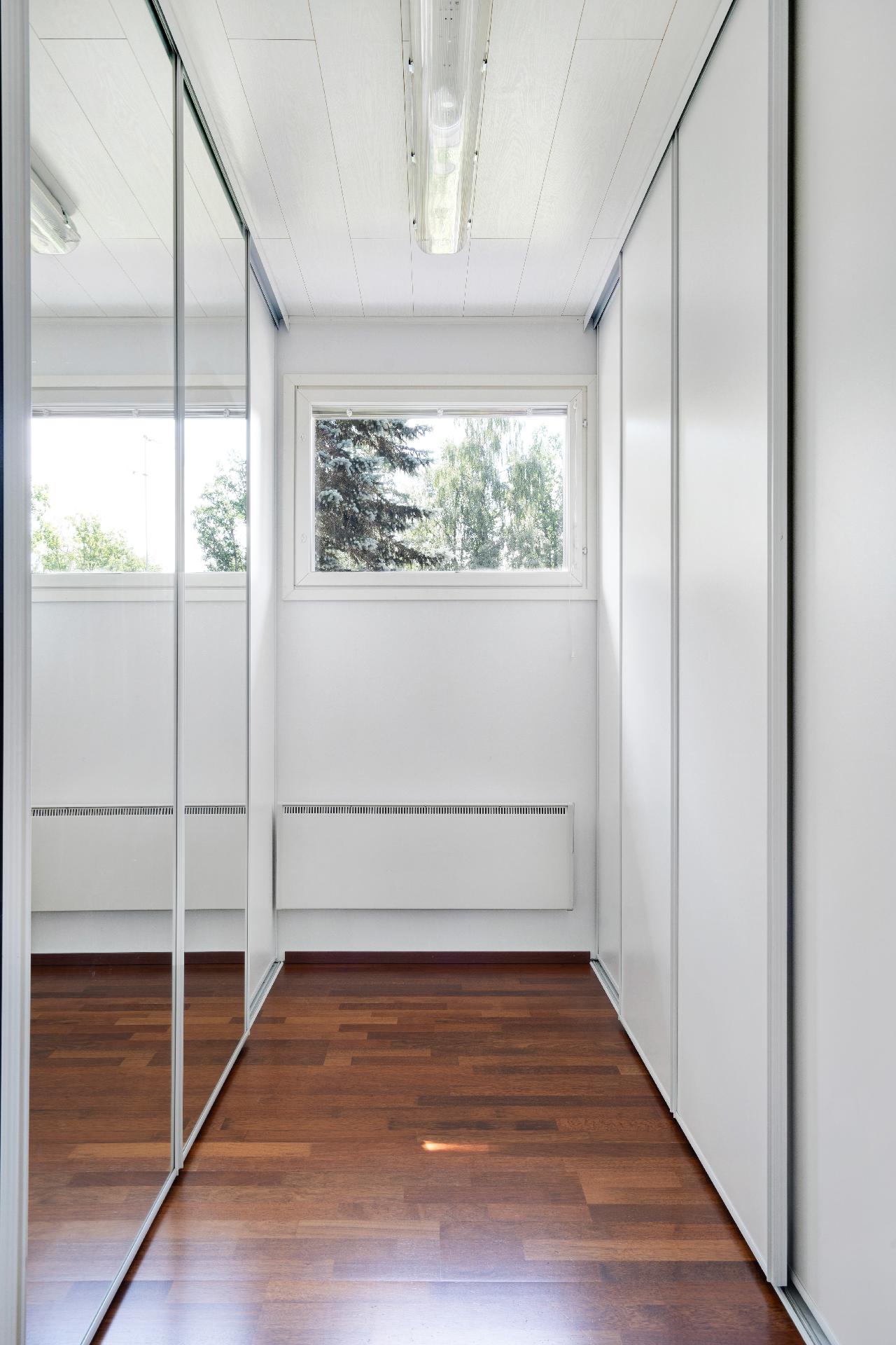 Tilava vaatehuone yläkerrassa