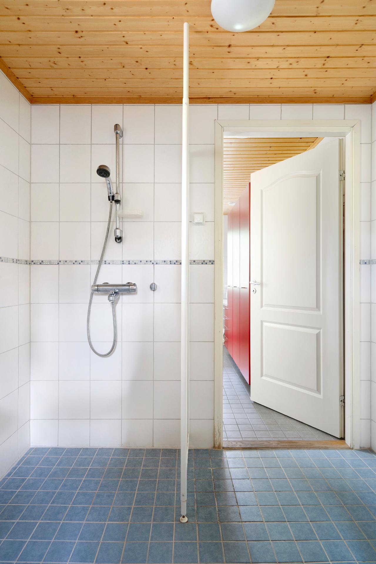 Alakerran kylpyhuone