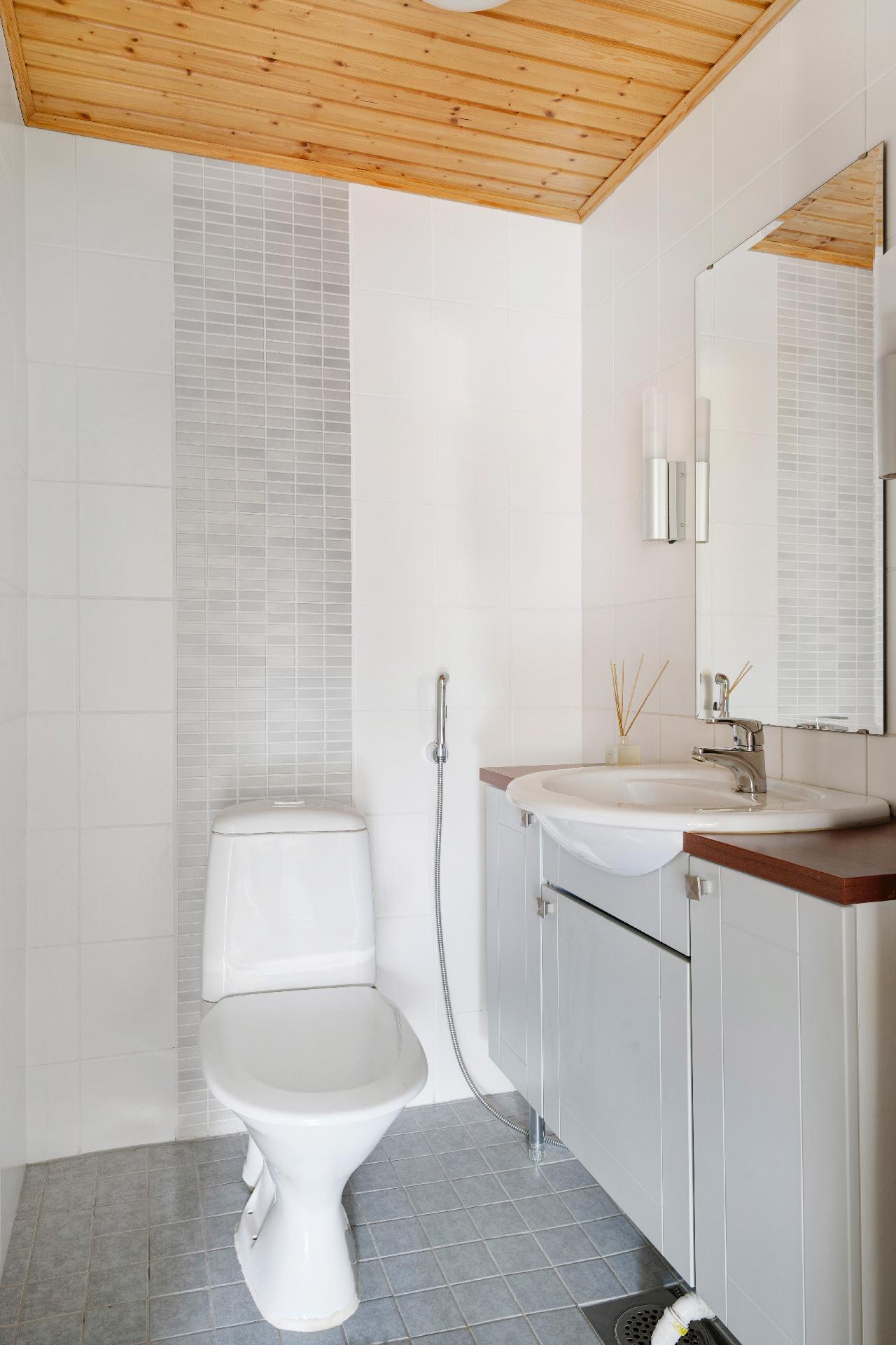 Alakerran erillinen wc